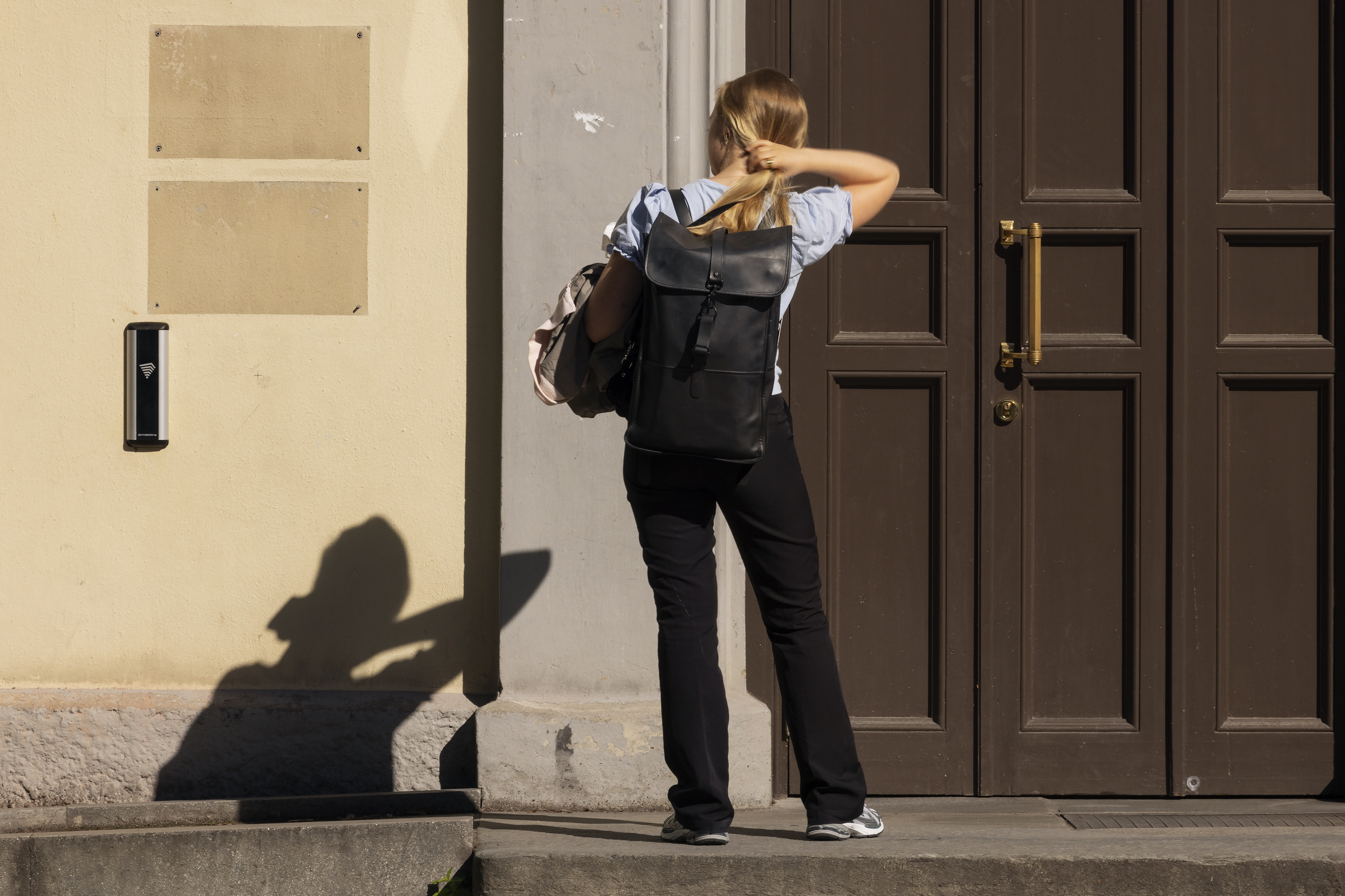 Viser vegg med d&oslash;r&aring;pner til venstre og hovedd&oslash;r til h&oslash;yre