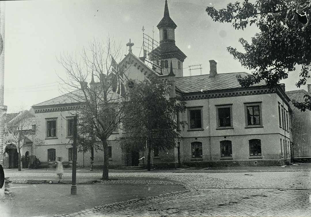 Foo av bygningen fra 1930, man ser at det er 2 trinn opp til hovedd&oslash;r