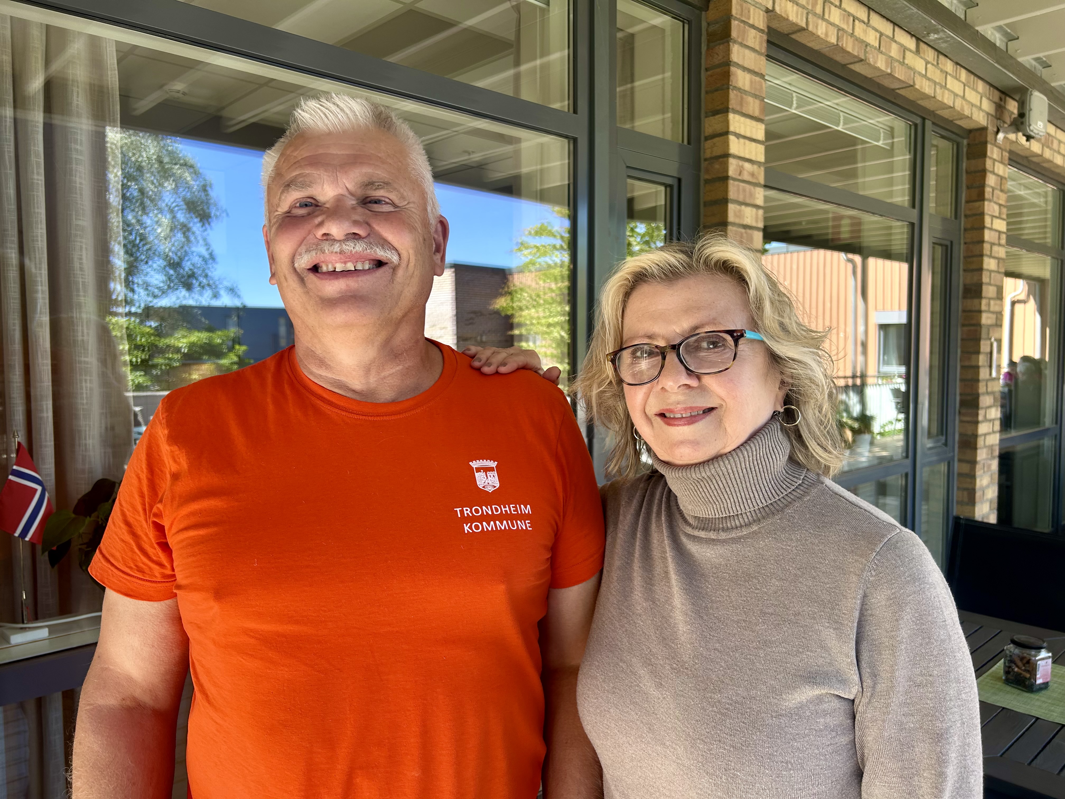 Dag Marvin Rostad og Inger Johanne Holthe er pensjonister og kolleger i Aktivitetstilbud for hjemmeboende. 