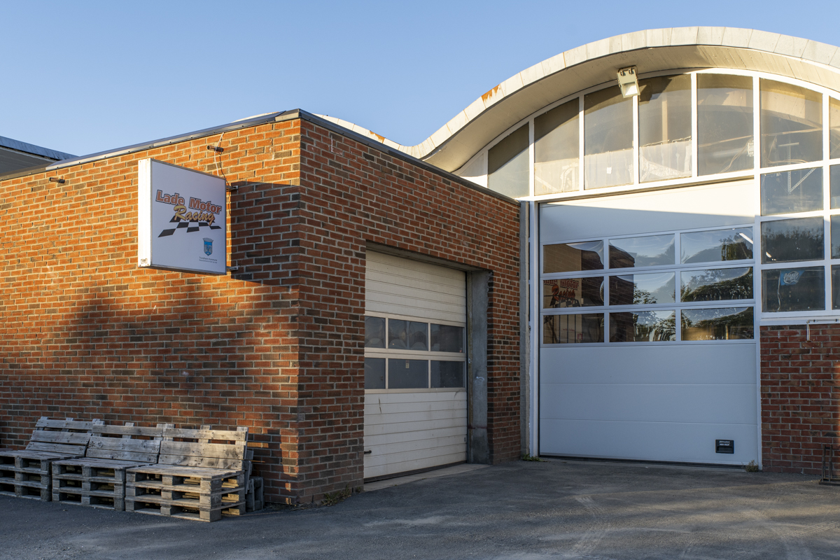 Et mursteinsbygg med verksteddør.