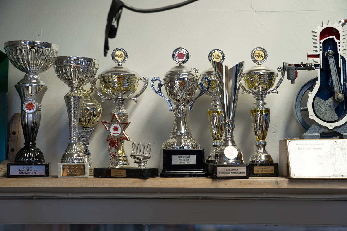 En rekke med blanke pokaler.