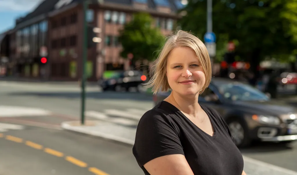 Foto av prosjektleder Elin Øvren. Bak skimtes krysset Olav Tryggvasons gate/Munkegata.