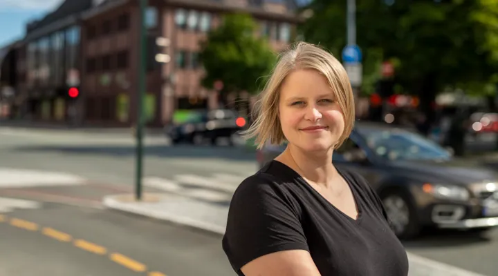 Foto av prosjektleder Elin Øvren. Bak skimtes krysset Olav Tryggvasons gate/Munkegata.