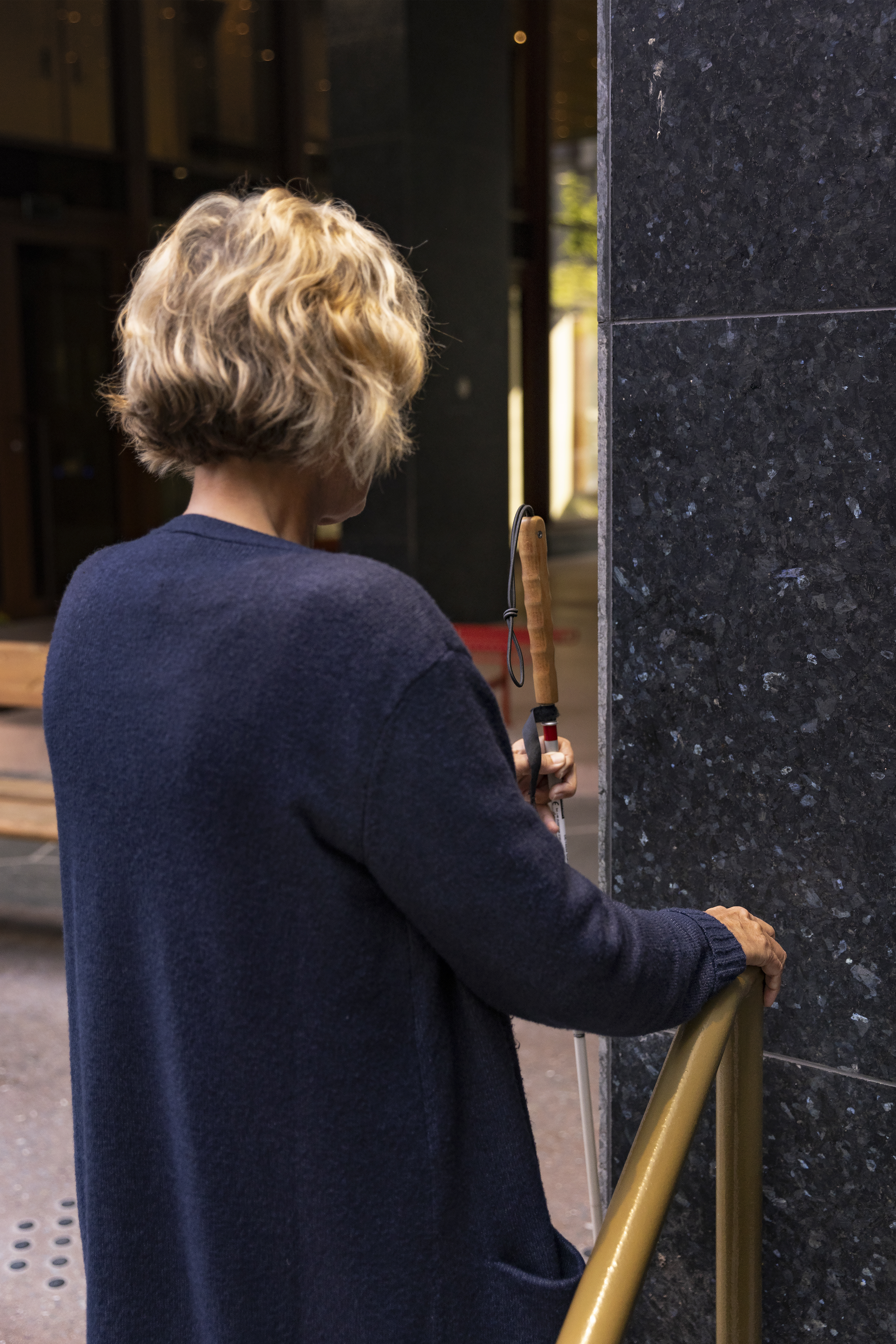 person med mobiitetsstokk ledes rett mot en s&oslash;yle