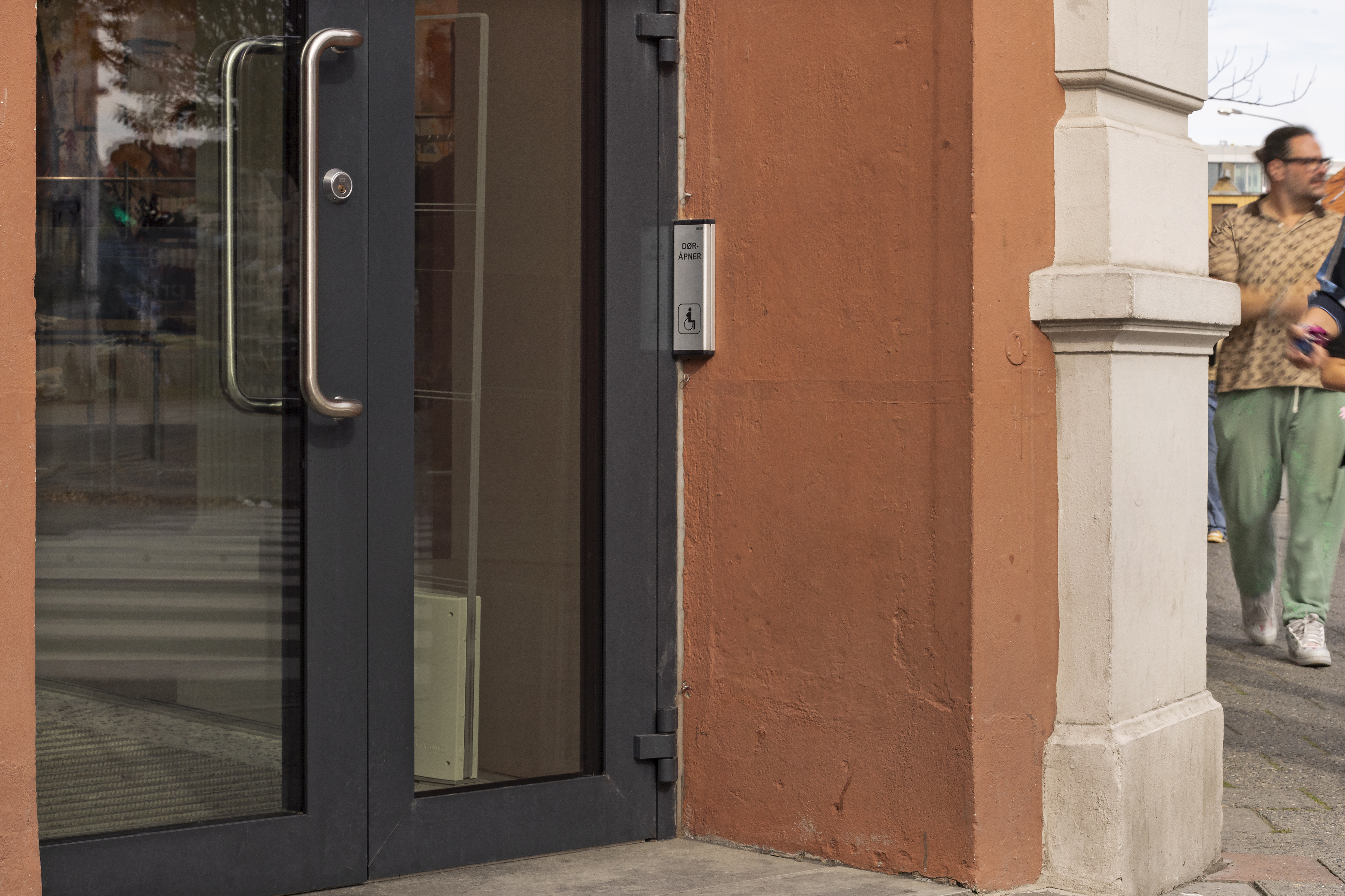 d&aring;r&aring;pnerknappen er plassert helt inn i hj&oslash;rnet i d&oslash;rnisjen. Dette gj&oslash;r den vanskelig &aring; n&aring; med feks rullator eller rullestol