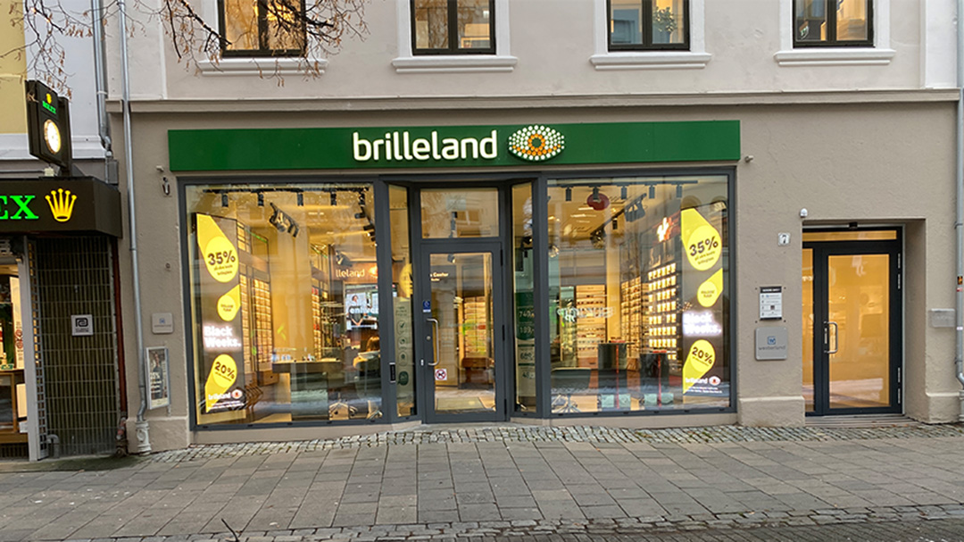 Forat som knekker bratt oppover mot inngang. 