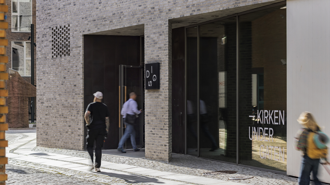 Inngang til nybygg i tegl rett inn fra fortau