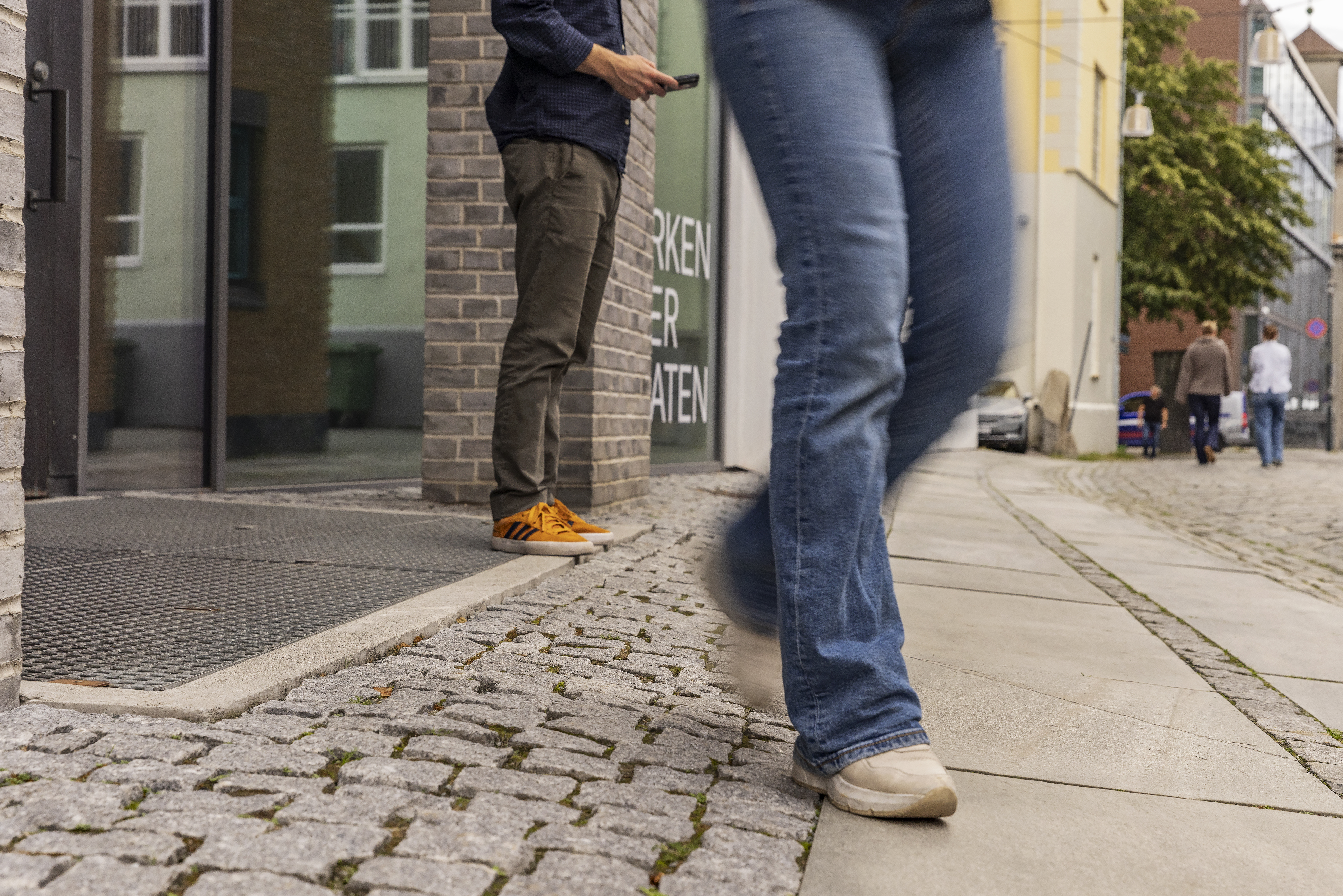 Rist og brostein foran inngangsparti