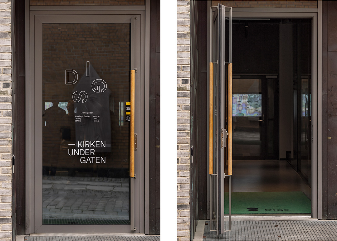 hovedd&oslash;r i lukket og &aring;pen posisjon