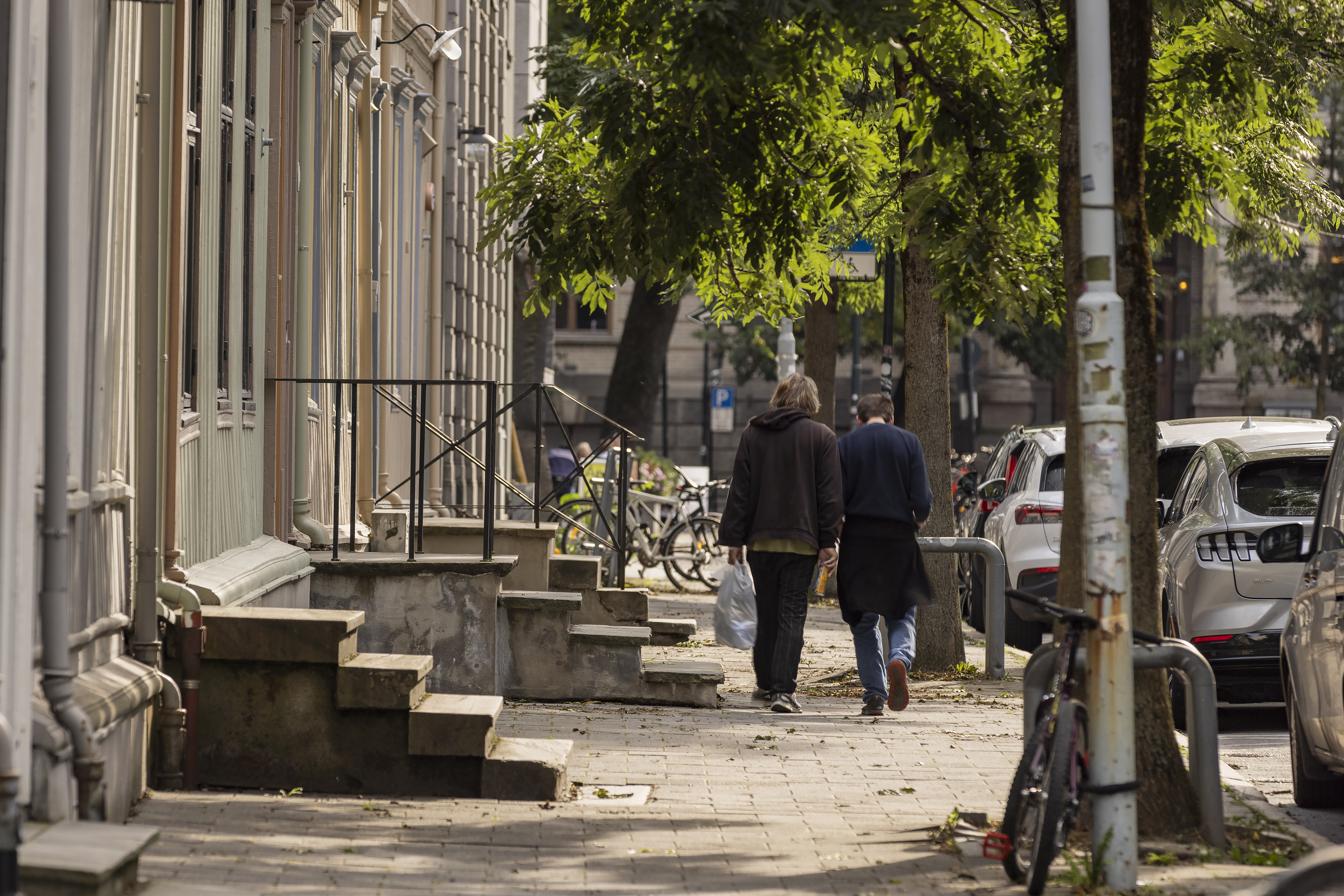 Trebygninger mot s&oslash;ndre gate med h&oslash;ye gamle trapper