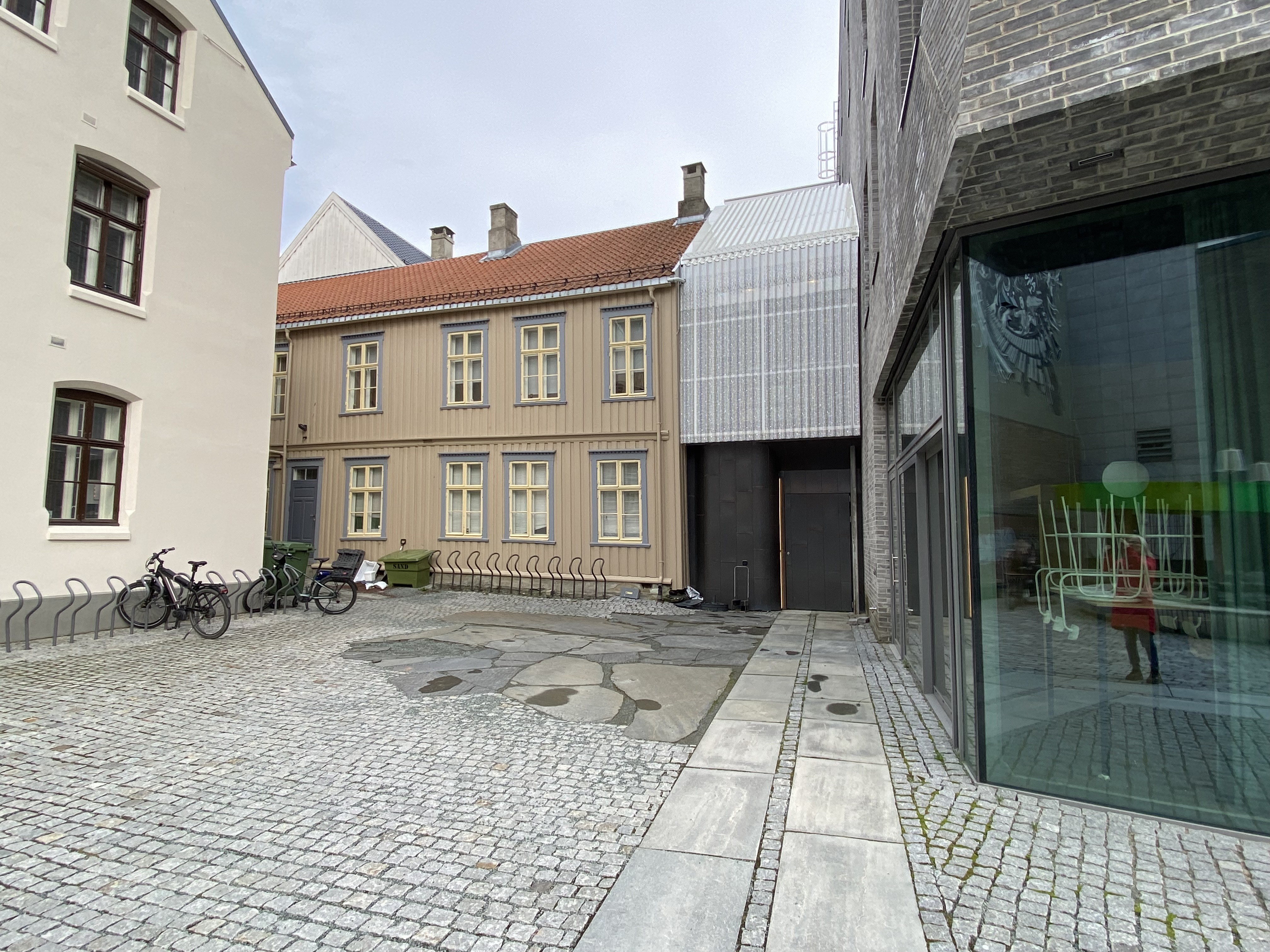 Sidefl&oslash;yene mellom trehusbebyggelsen og nybygget