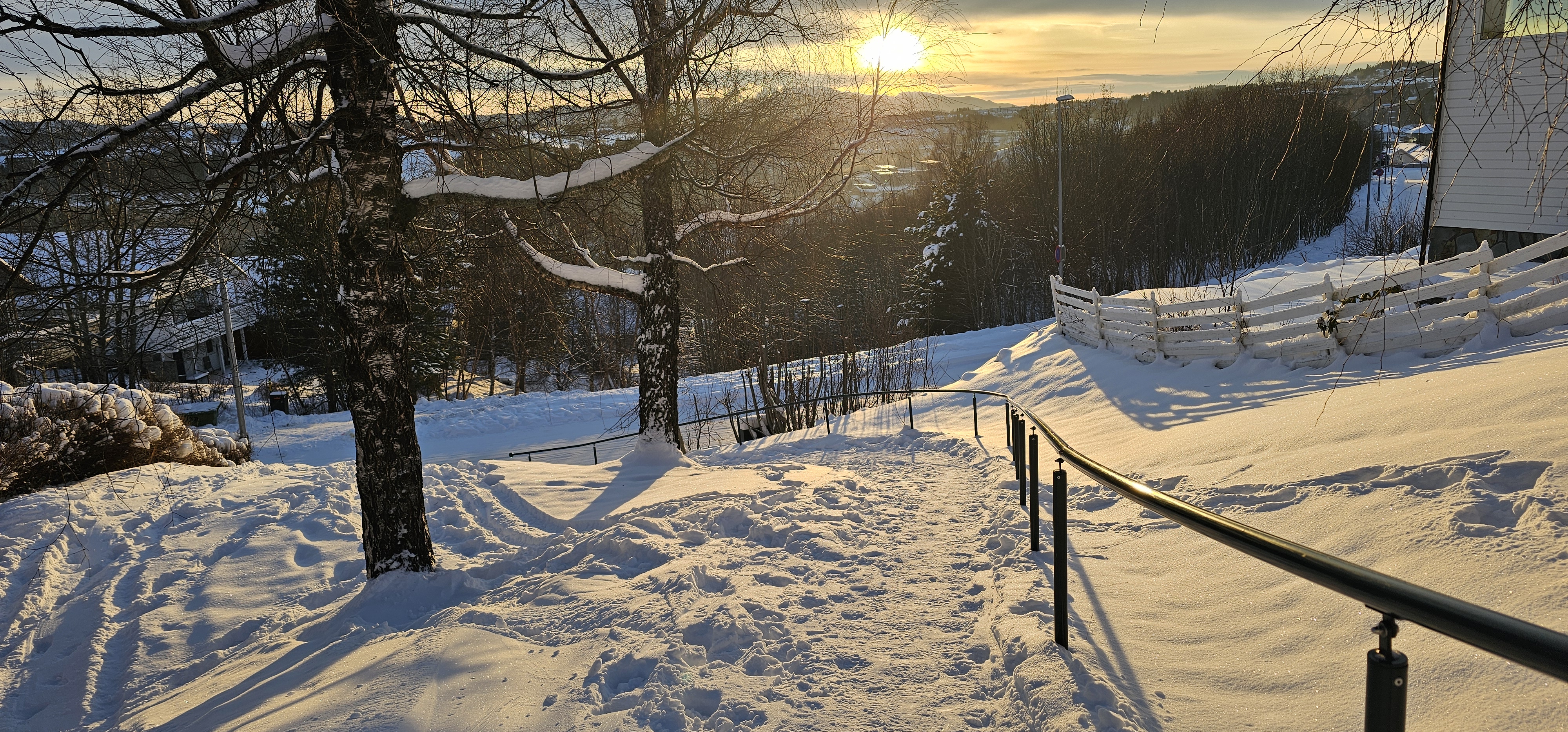 h&aring;ndl&oslash;per langs en bratt snarvei p&aring; Hallset