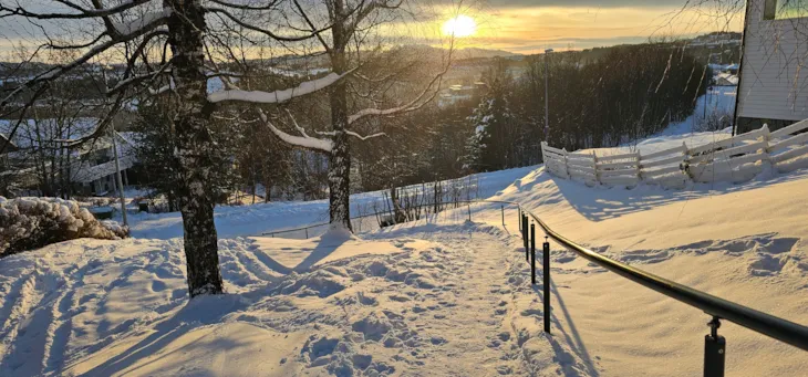 håndløper langs en bratt snarvei på Hallset