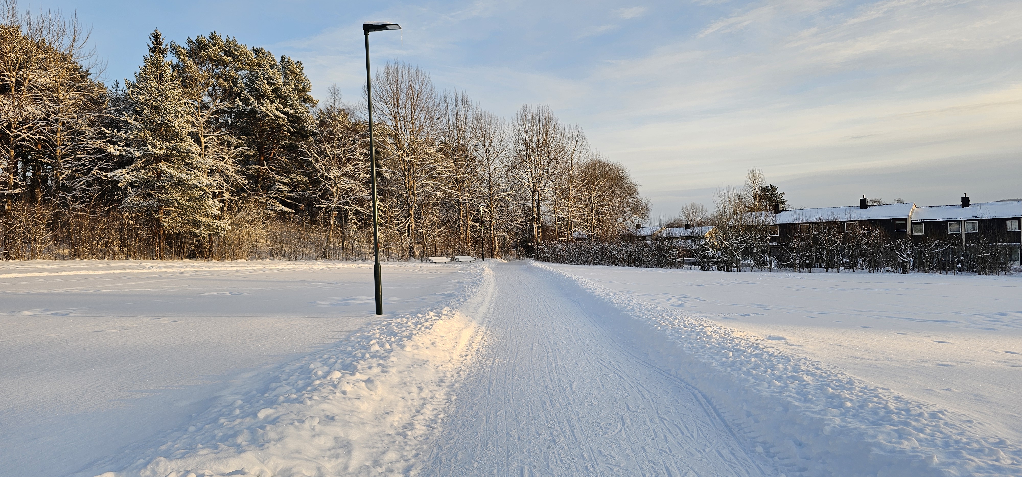 Et skilt med teksten Snarvei langs en grussti