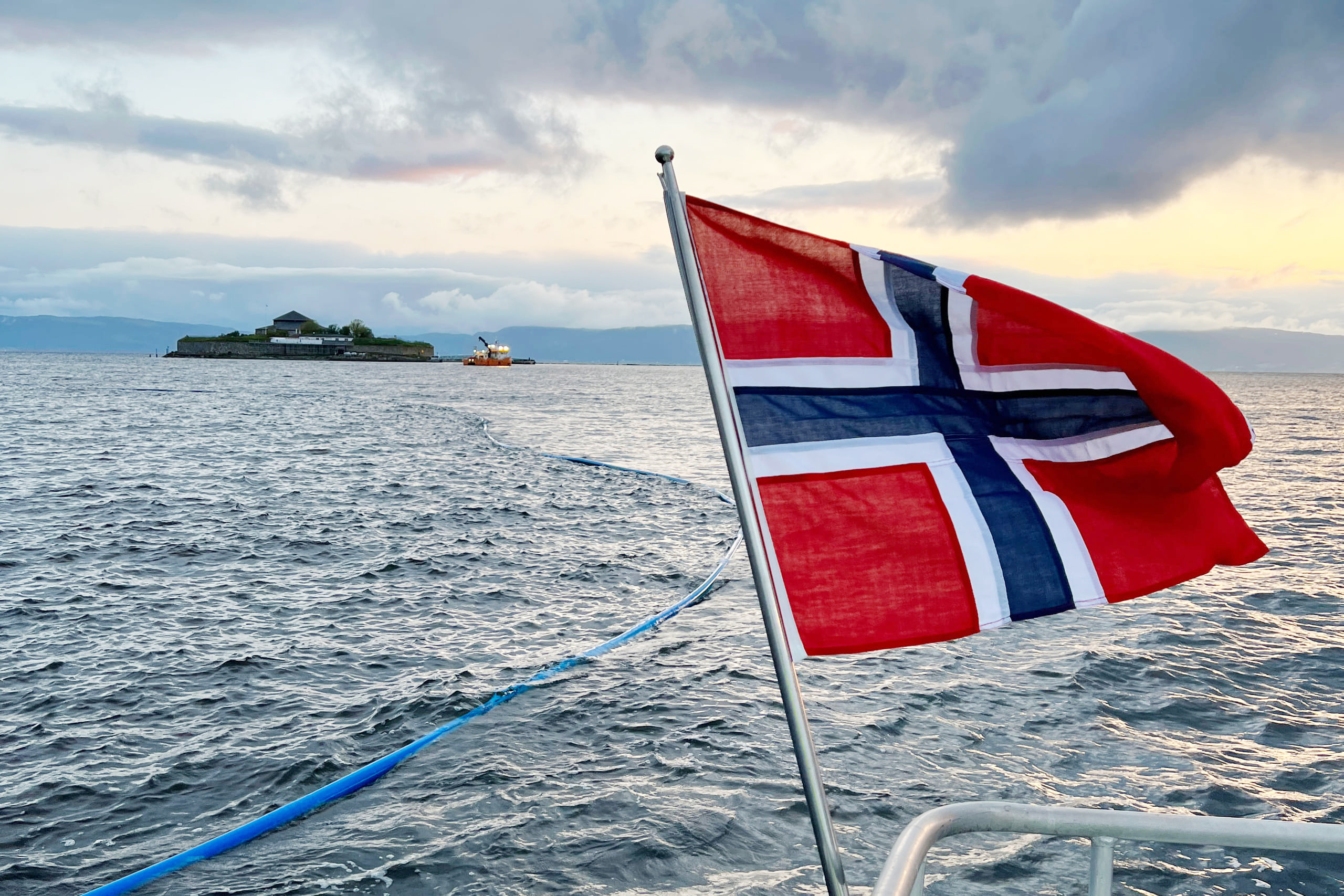 Det norske flagget med Munkholmen i bakgrunnen