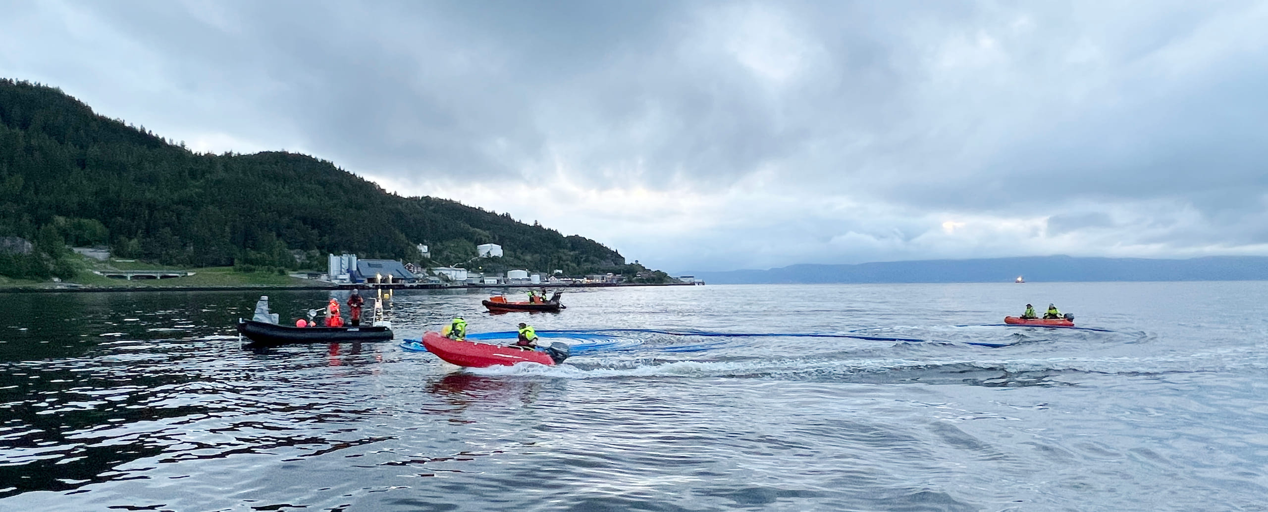 Trondheimsfjorden med fire b&aring;ter