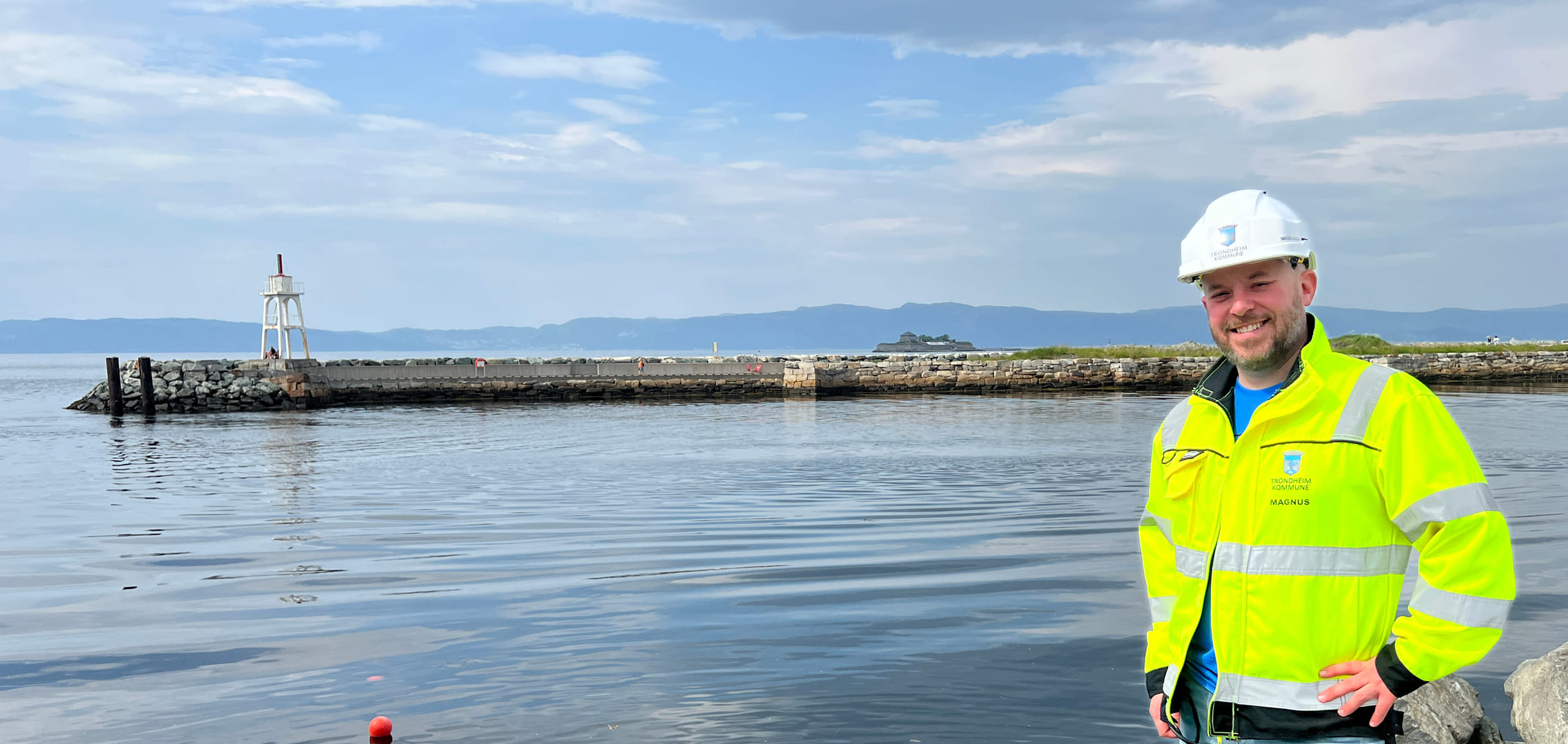Byggeleder Magnus Nygaard Haugen med Munkholmen i bakgrunnen
