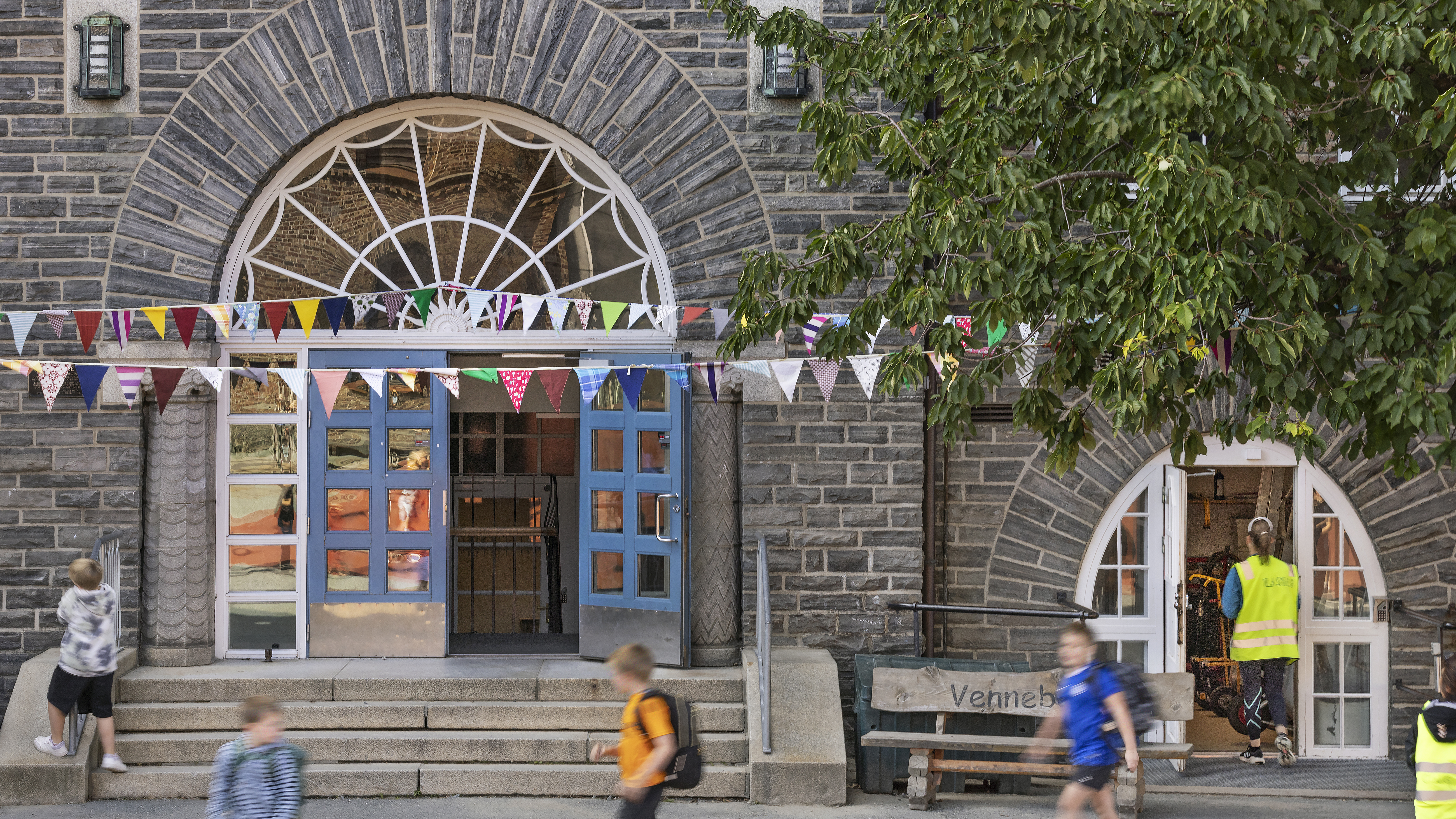 Bilde av en stor trapp opp til inngangsdør til venstre og inngang via tidligere vindu til heis til høyre i bildet.