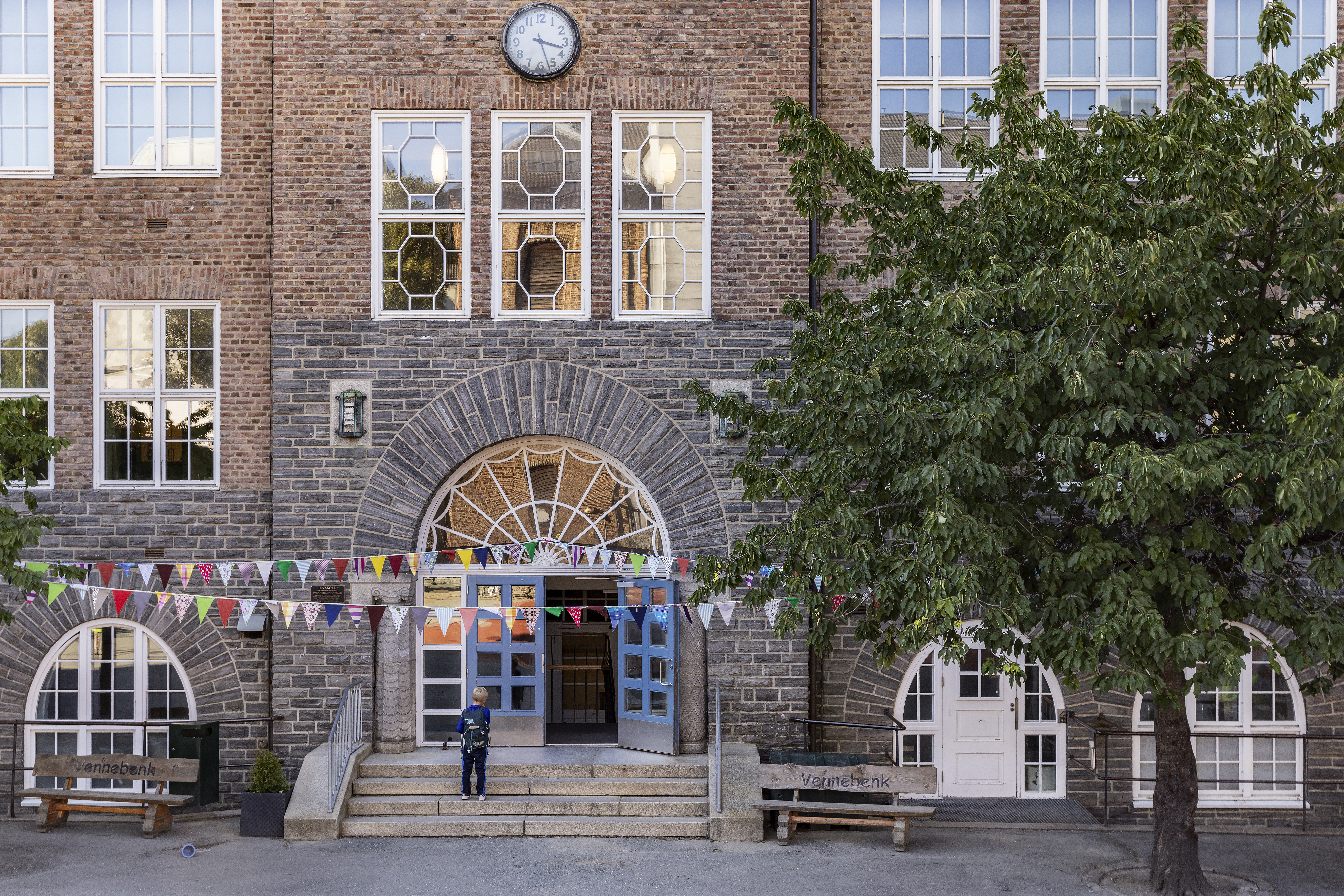 Bilde av to innganger side om side, en av dem med heis