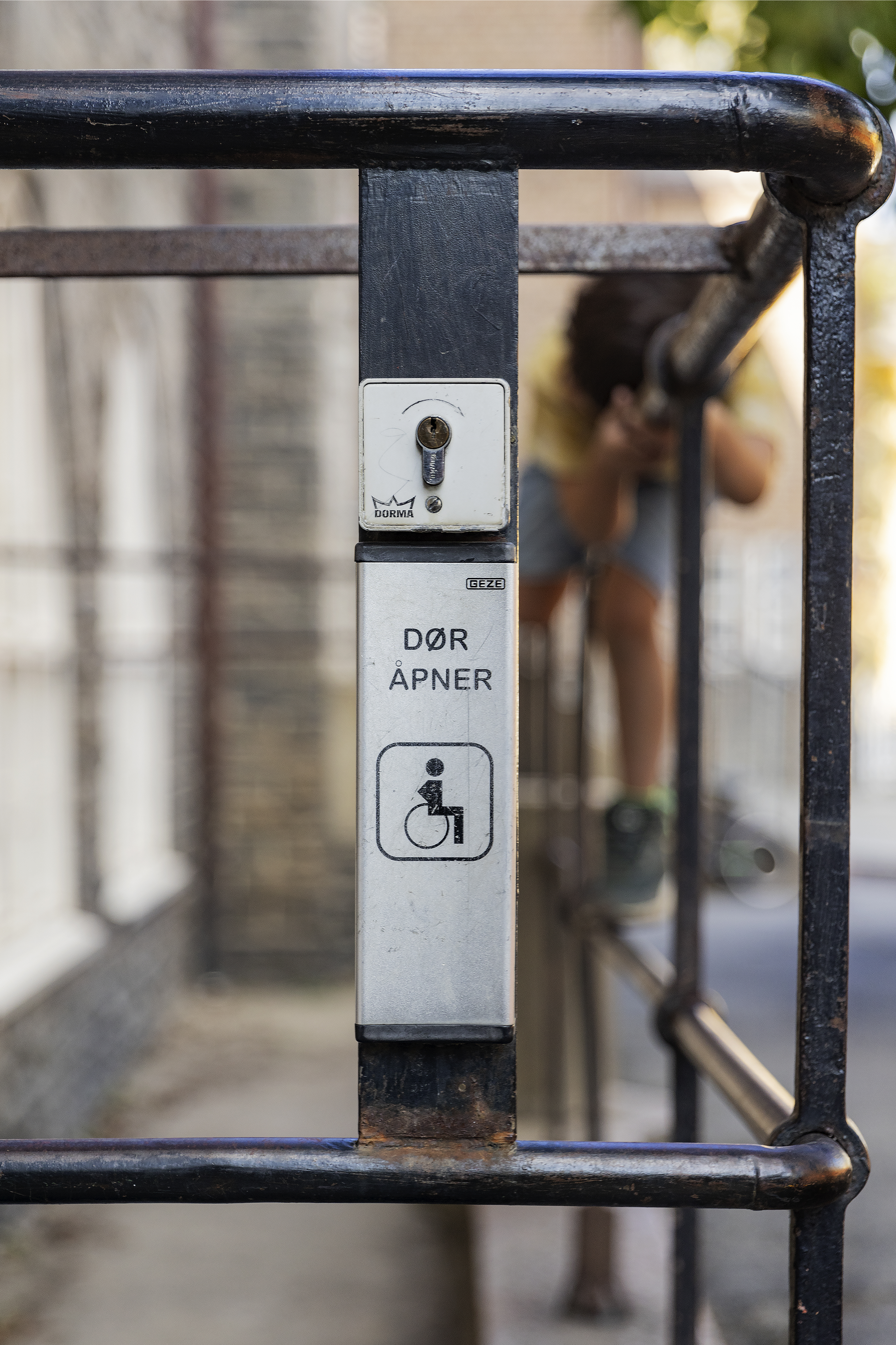 D&oslash;&aring;pner montert p&aring; eldre rekkverk i smijern