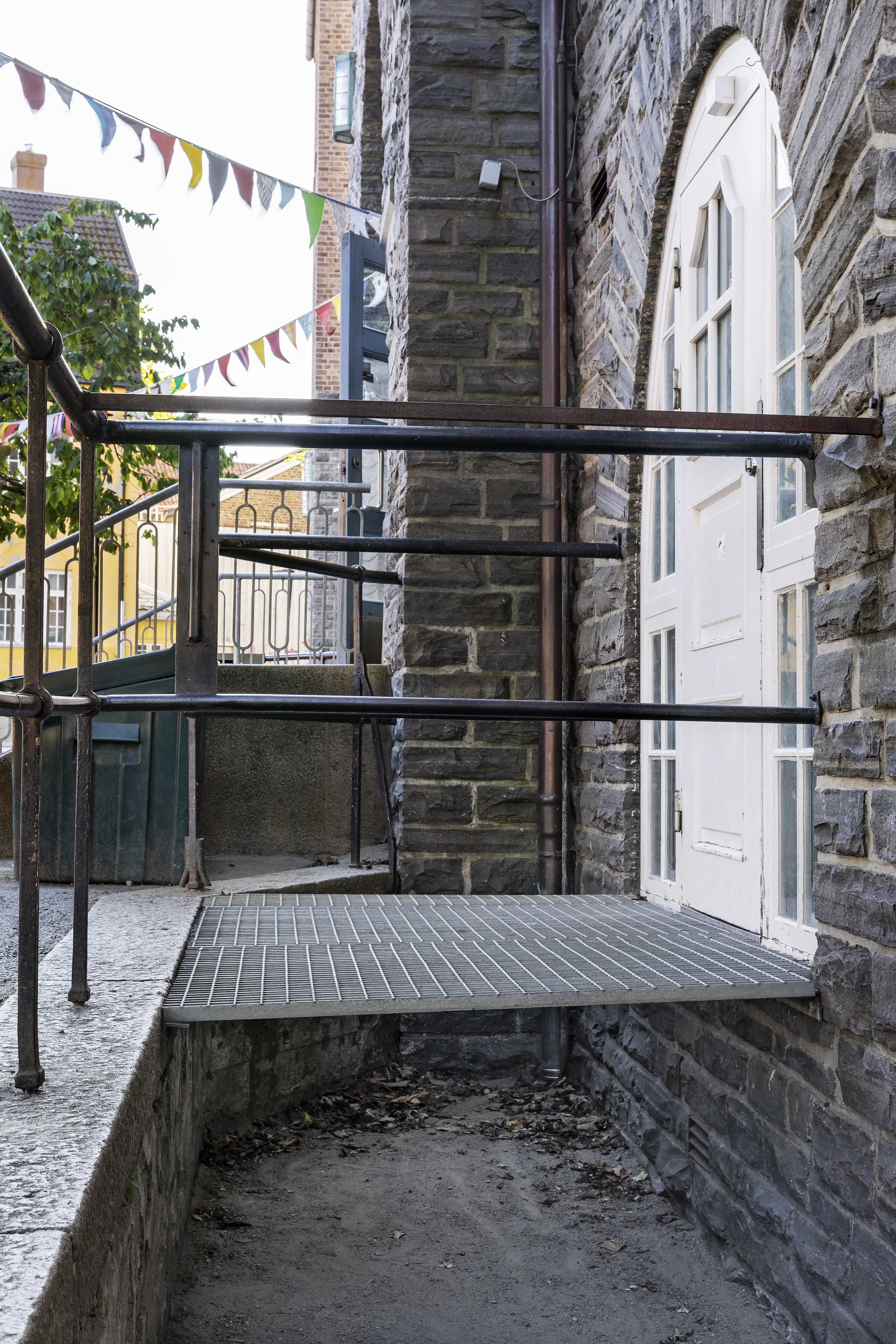 Trinnfritt dekke inn til adkomstrom foran heis