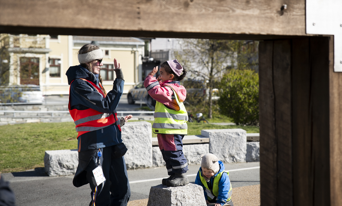 Barn og ansatt gir hverandre high five
