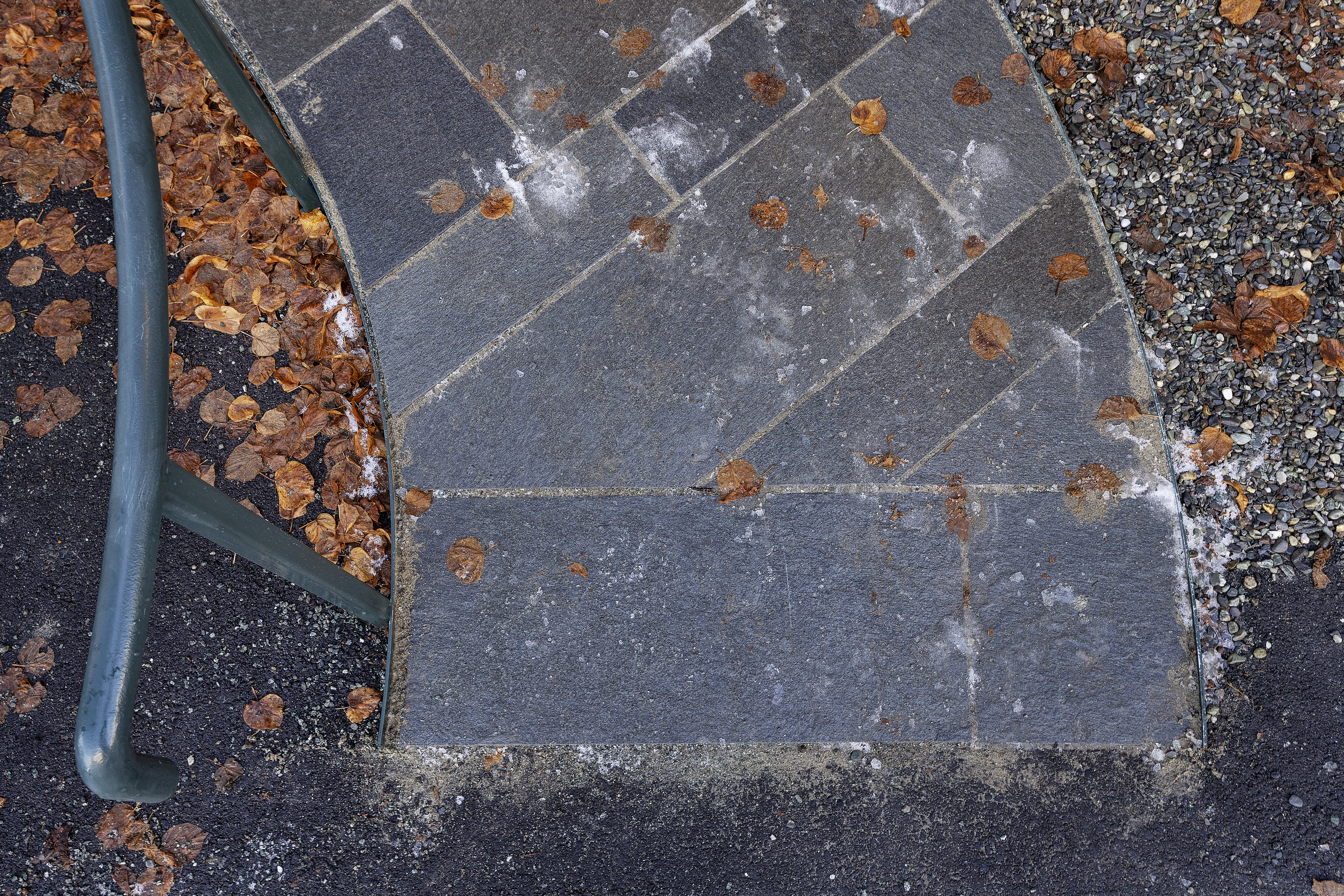 Trinnfri overgang mellom asfaltert fortau og rampe i skifer