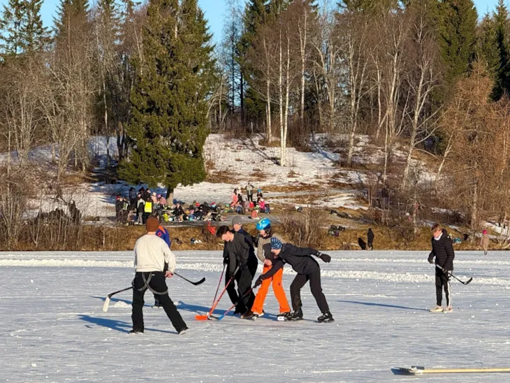 Ungdommer spiller ishockey