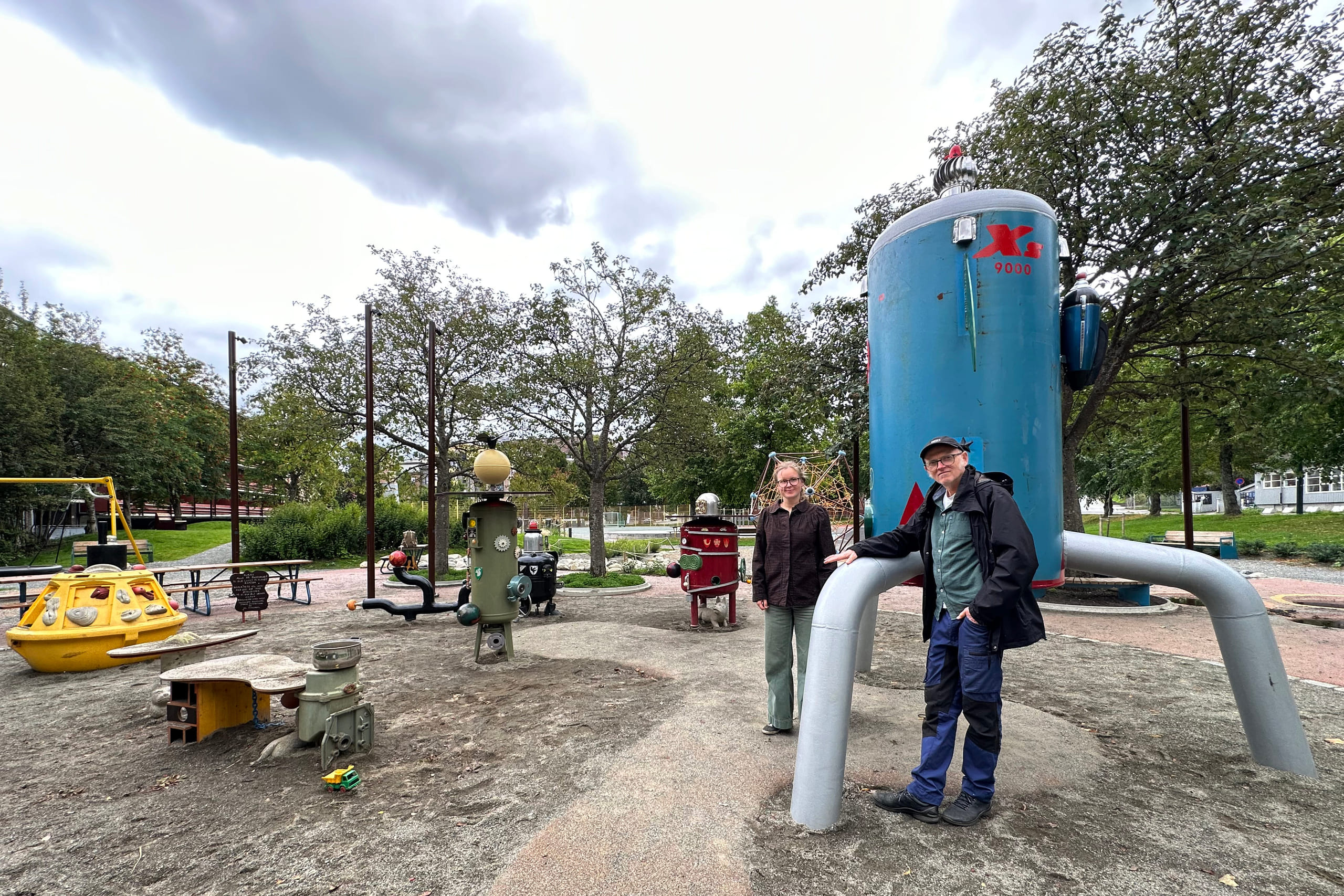 To personer st&aring;r foran lekeapparat