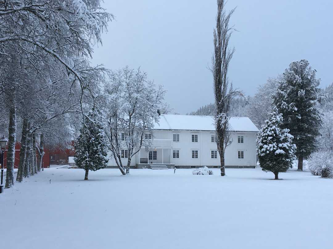 Trønderlån, en hvit lang trebygning i to etasjer