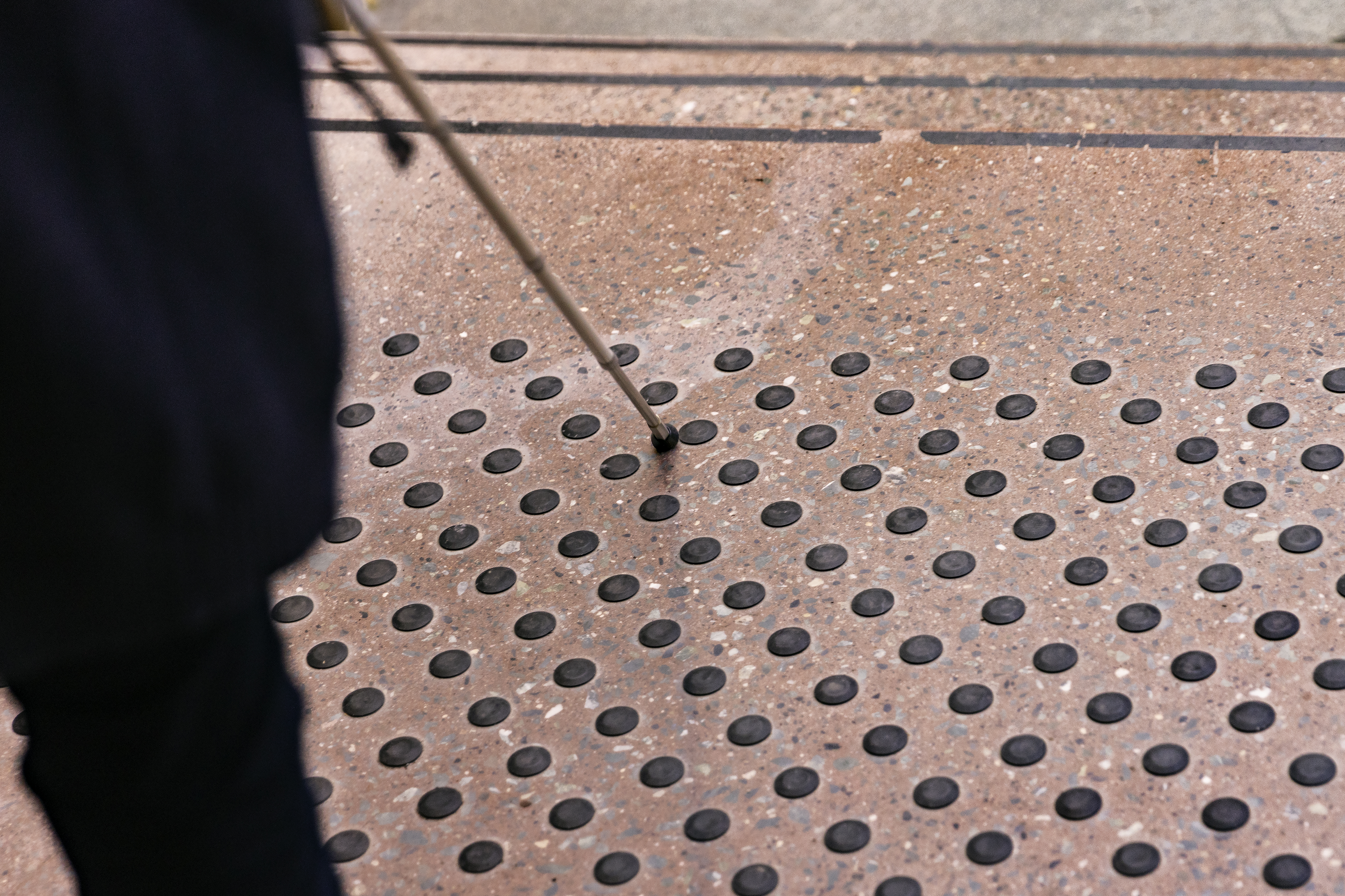 Runde knotter er felt ned i dekket over et omr&aring;de f&oslash;r trapp