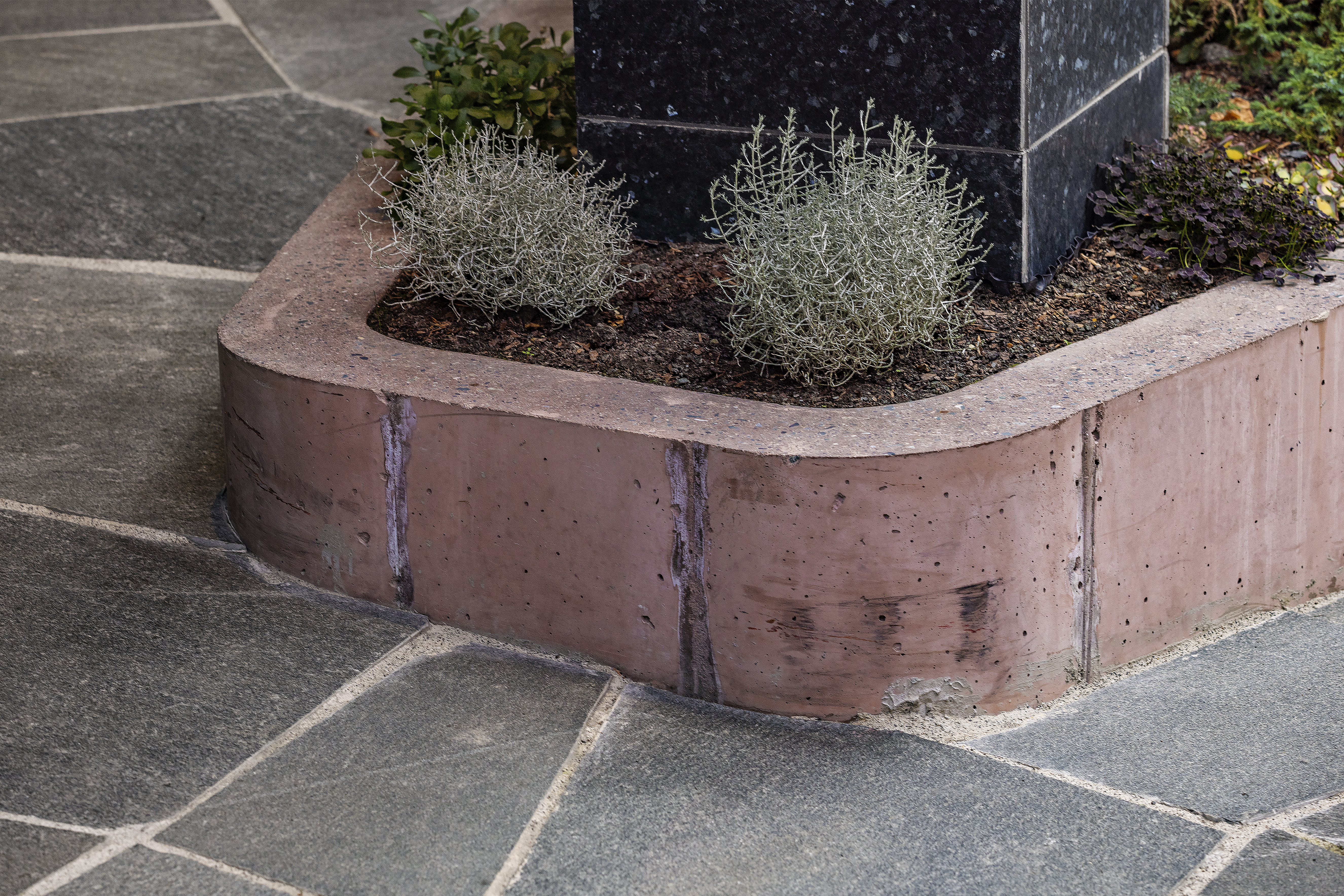 En st&oslash;pt kant ca 20 cm h&oslash;y rundt et blomsterbed