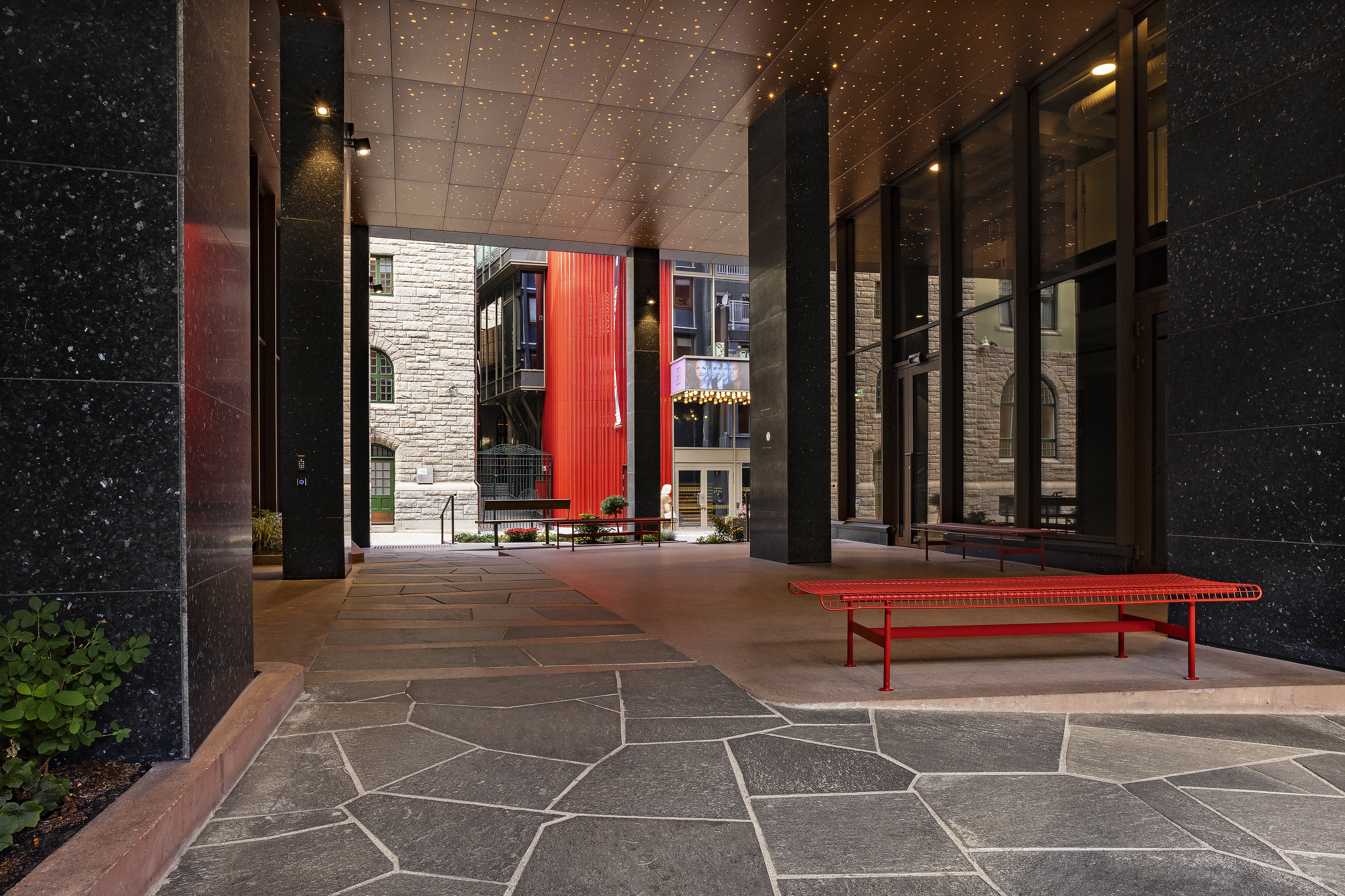 viser m&oslash;rke s&oslash;yler, r&oslash;de benker og fargeforskjell mellom skifer og lys r&oslash;d betong i gulv