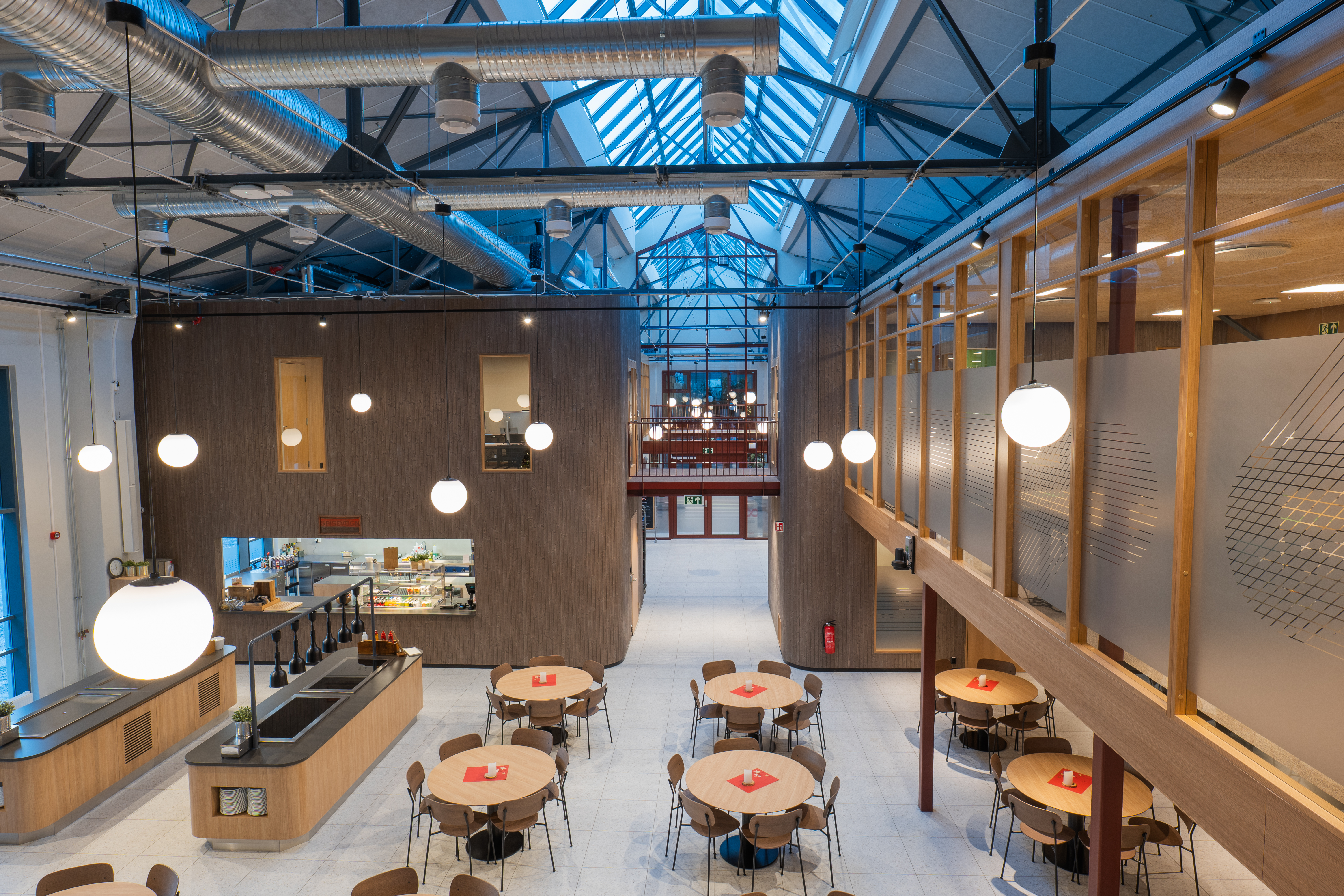 Kveldsbilde av Sluppenveien 23, sett fra gateplan. Foto: Interi&oslash;rfoto AS.