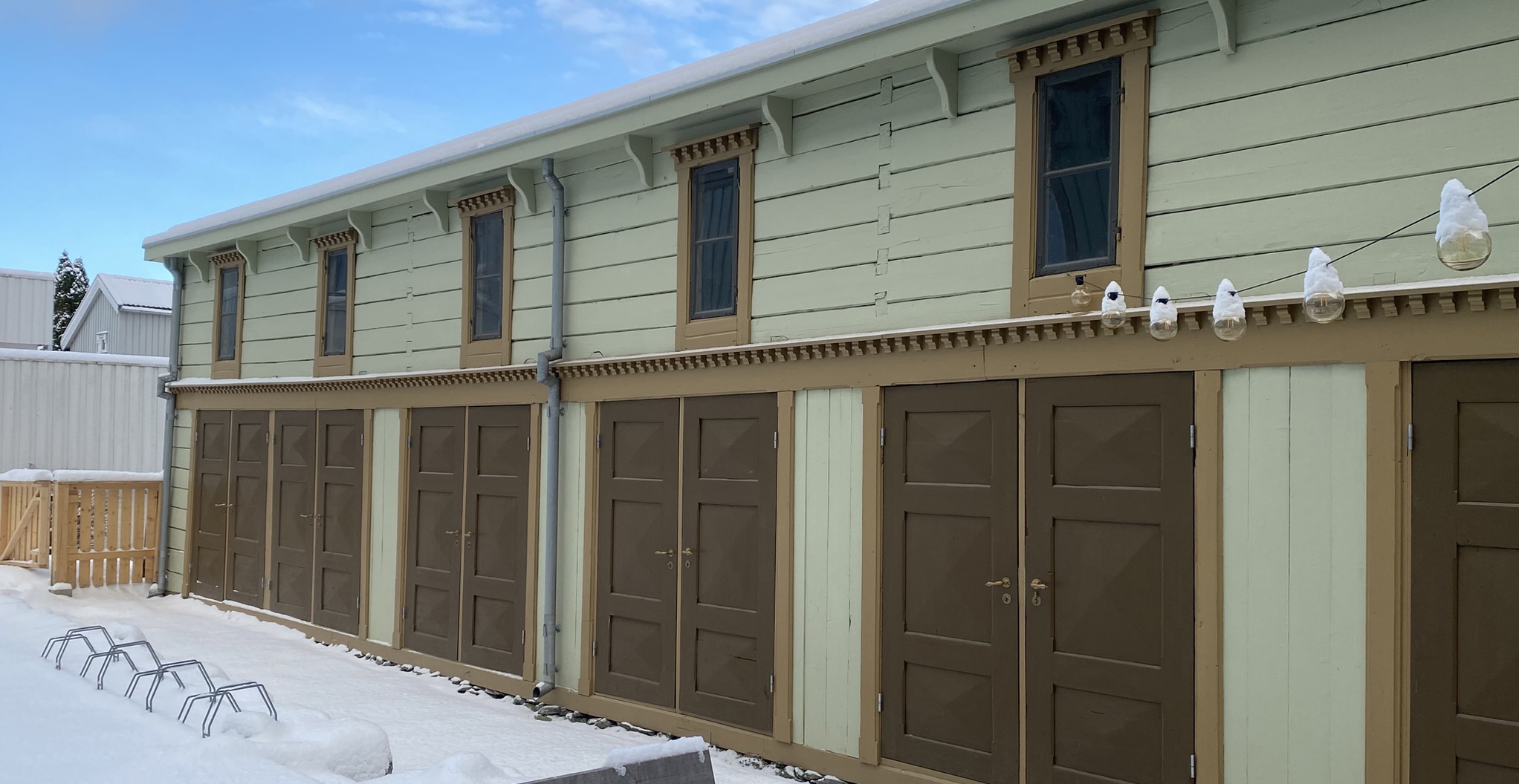 En nyrestaurert utebod med mange porter