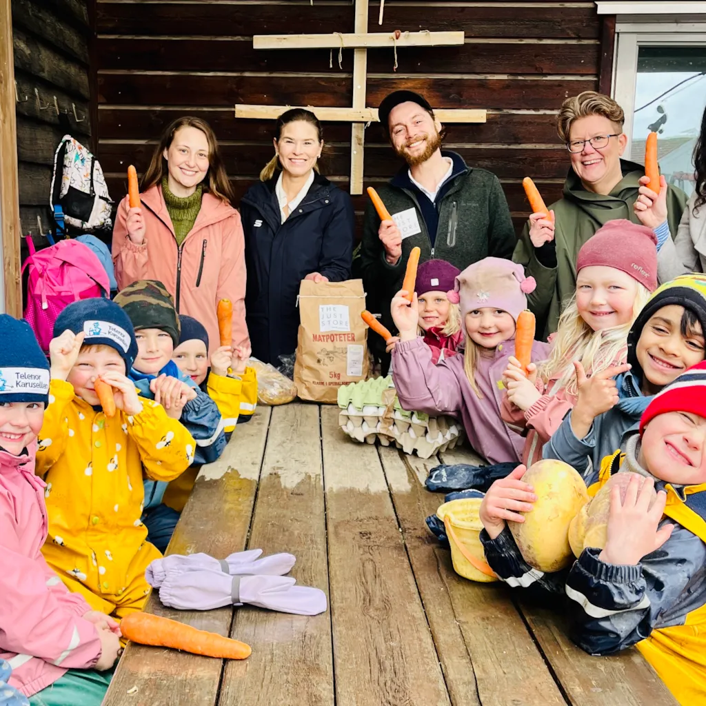 barn og voksne med gulrøtter i Nissekollen barnehage