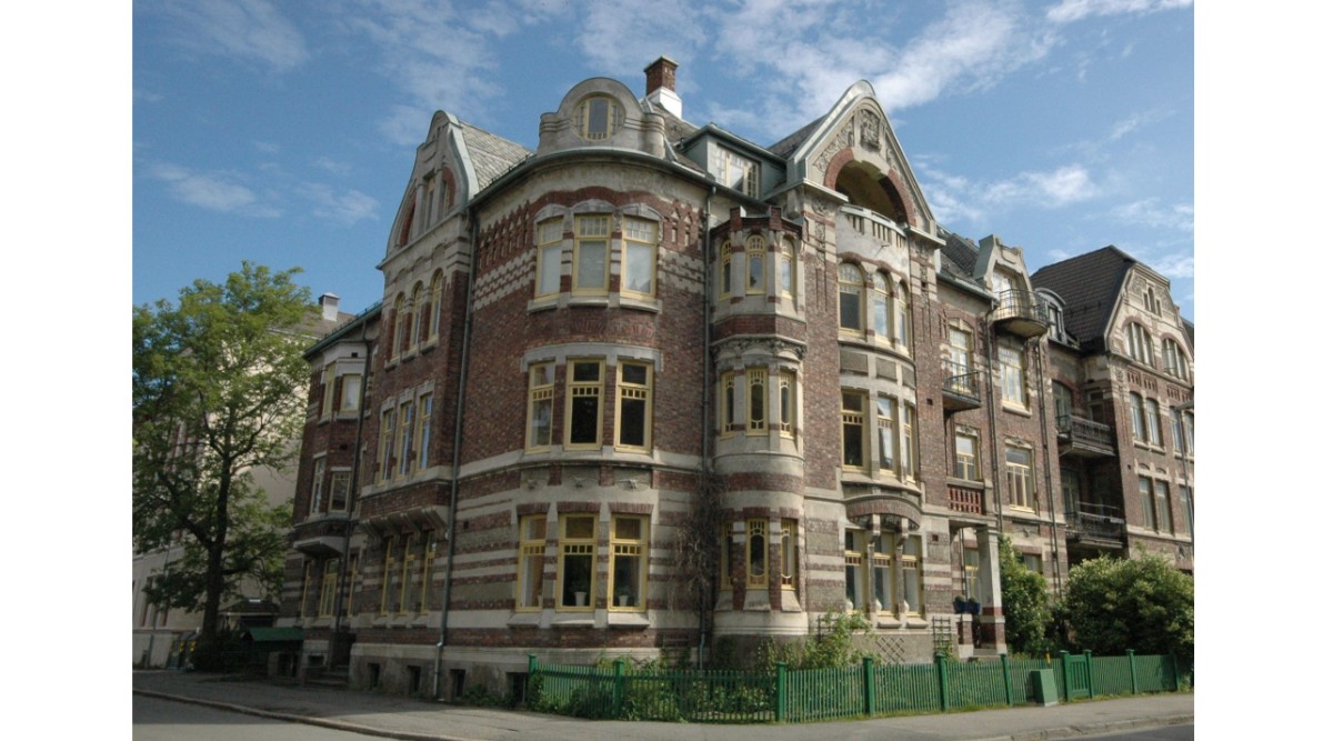 Murgård i tre etasjer