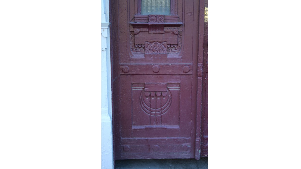 Utskårede detaljer i tredør