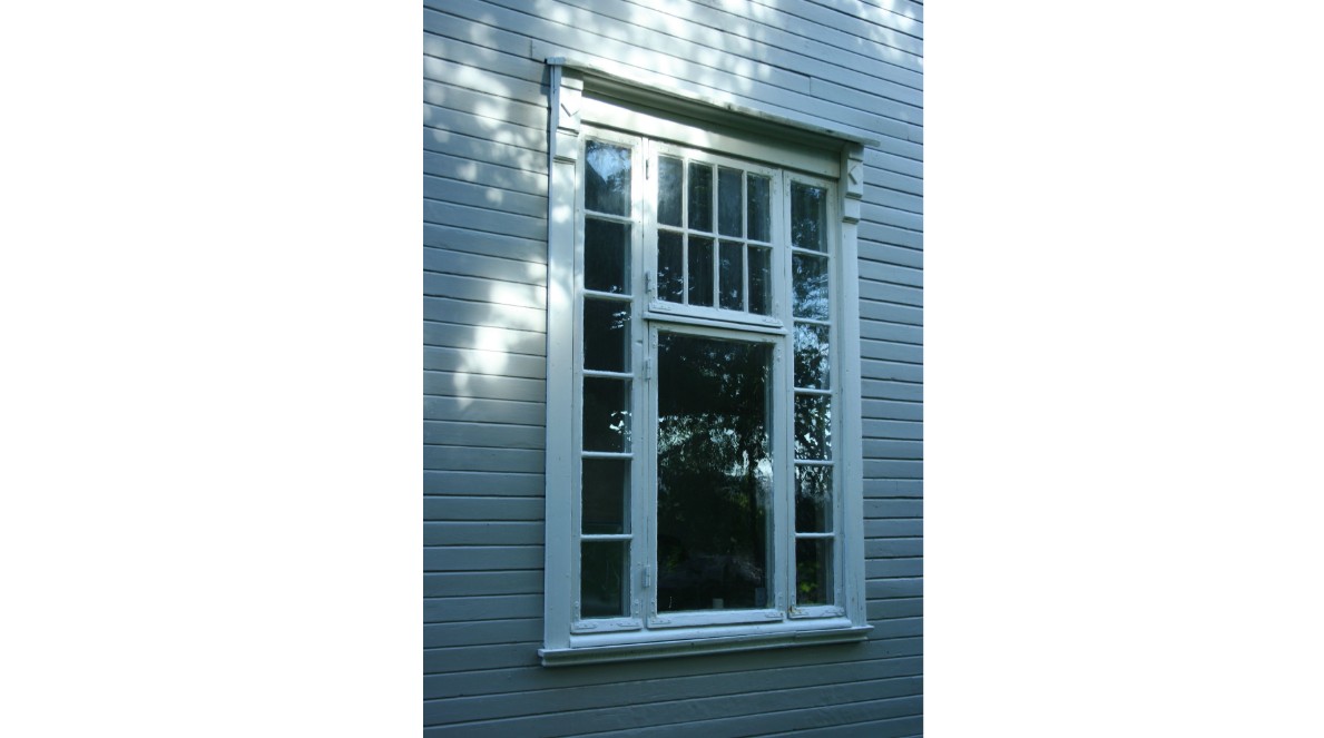 Vindu med smårutet felt på sidene og øverst