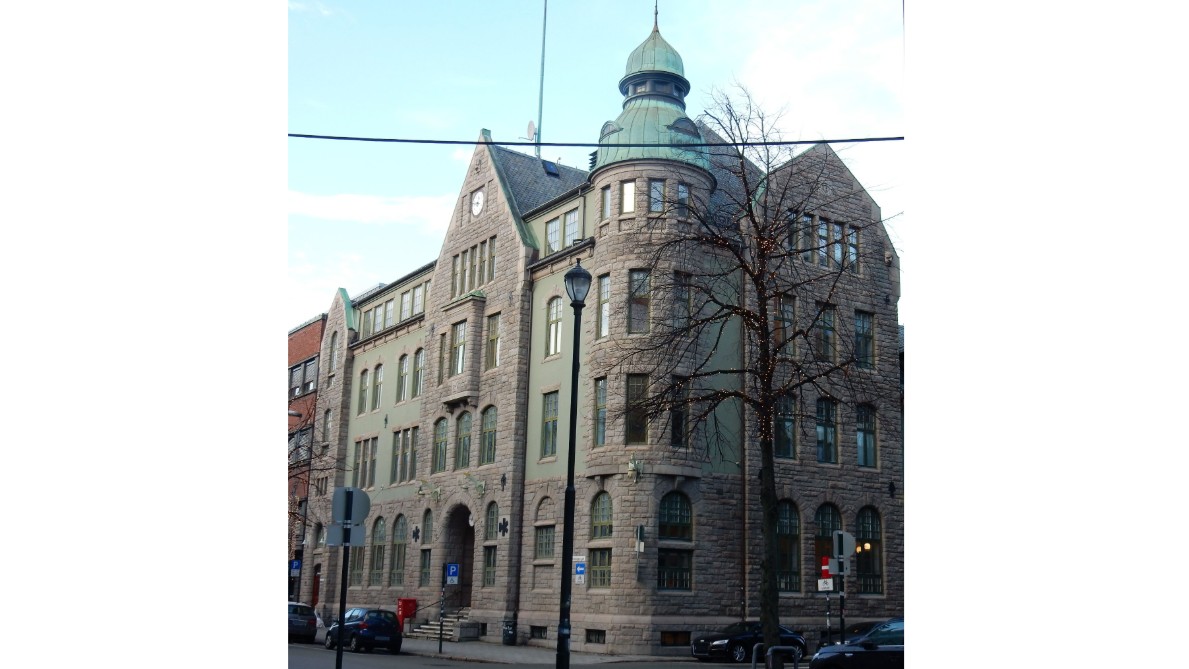 Bygård i råkopp med tårn