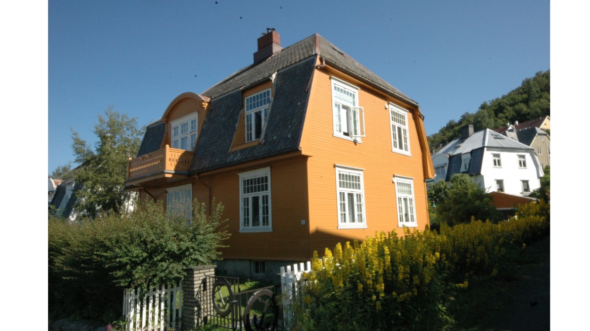 Bratt tak på trehus