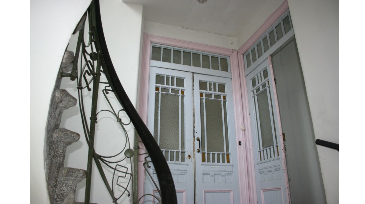 trapperomsdører med smårutede vindusfelt