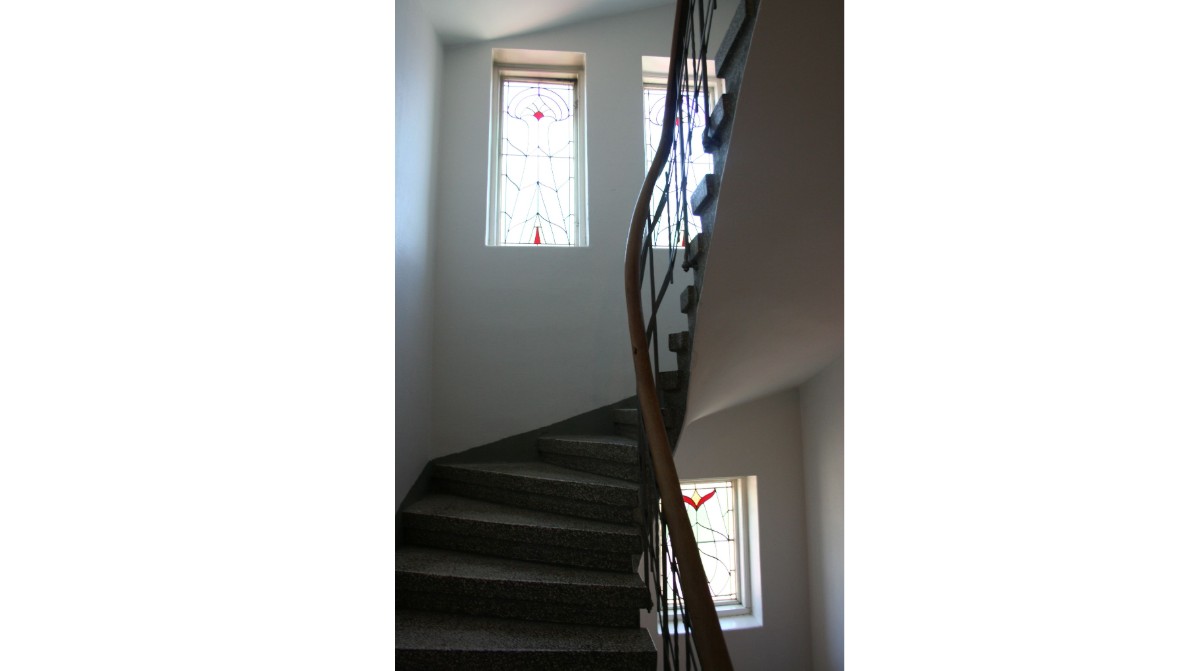 Blyglassvinduer med svungne linjer og farget felt