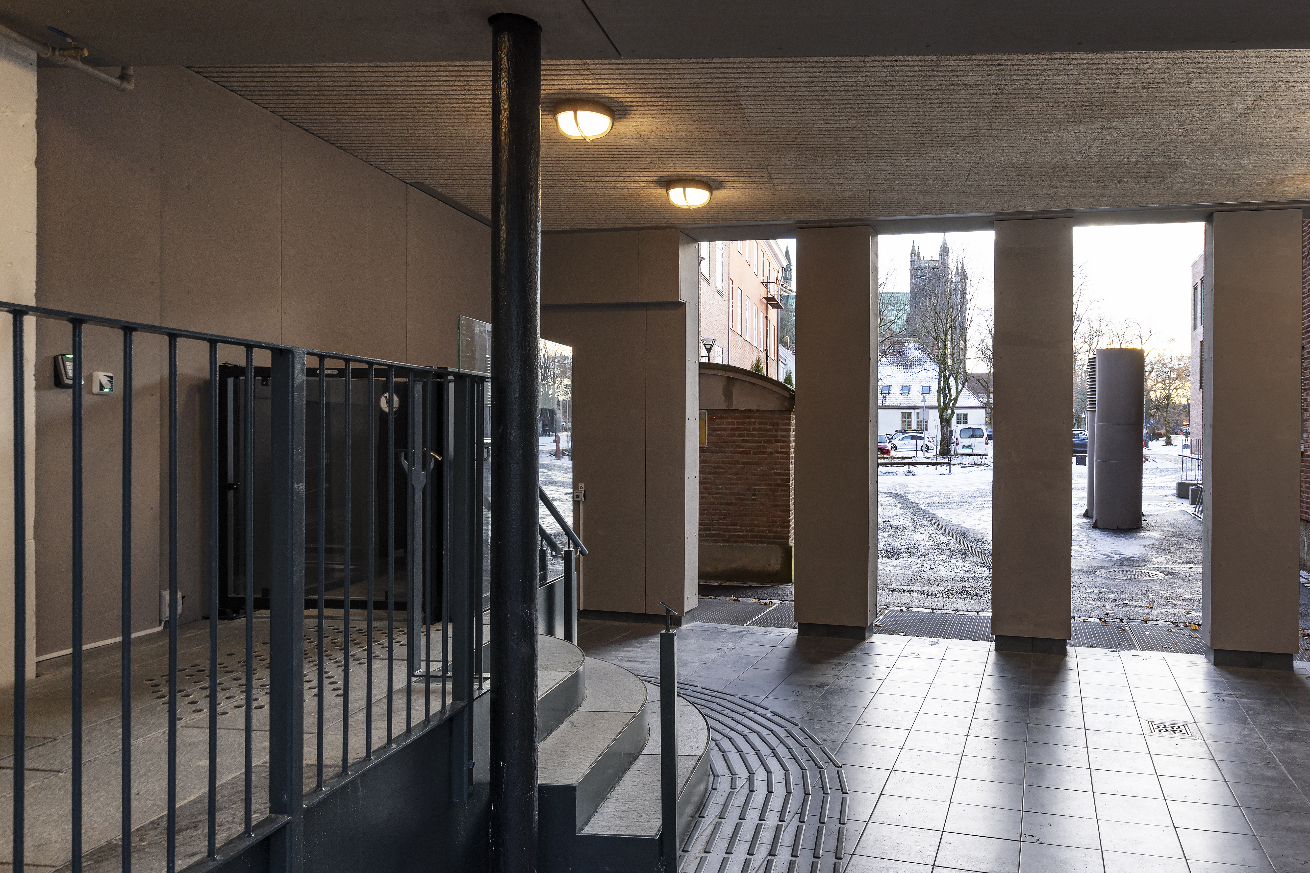 trspp og l&oslash;fteplattform under tak