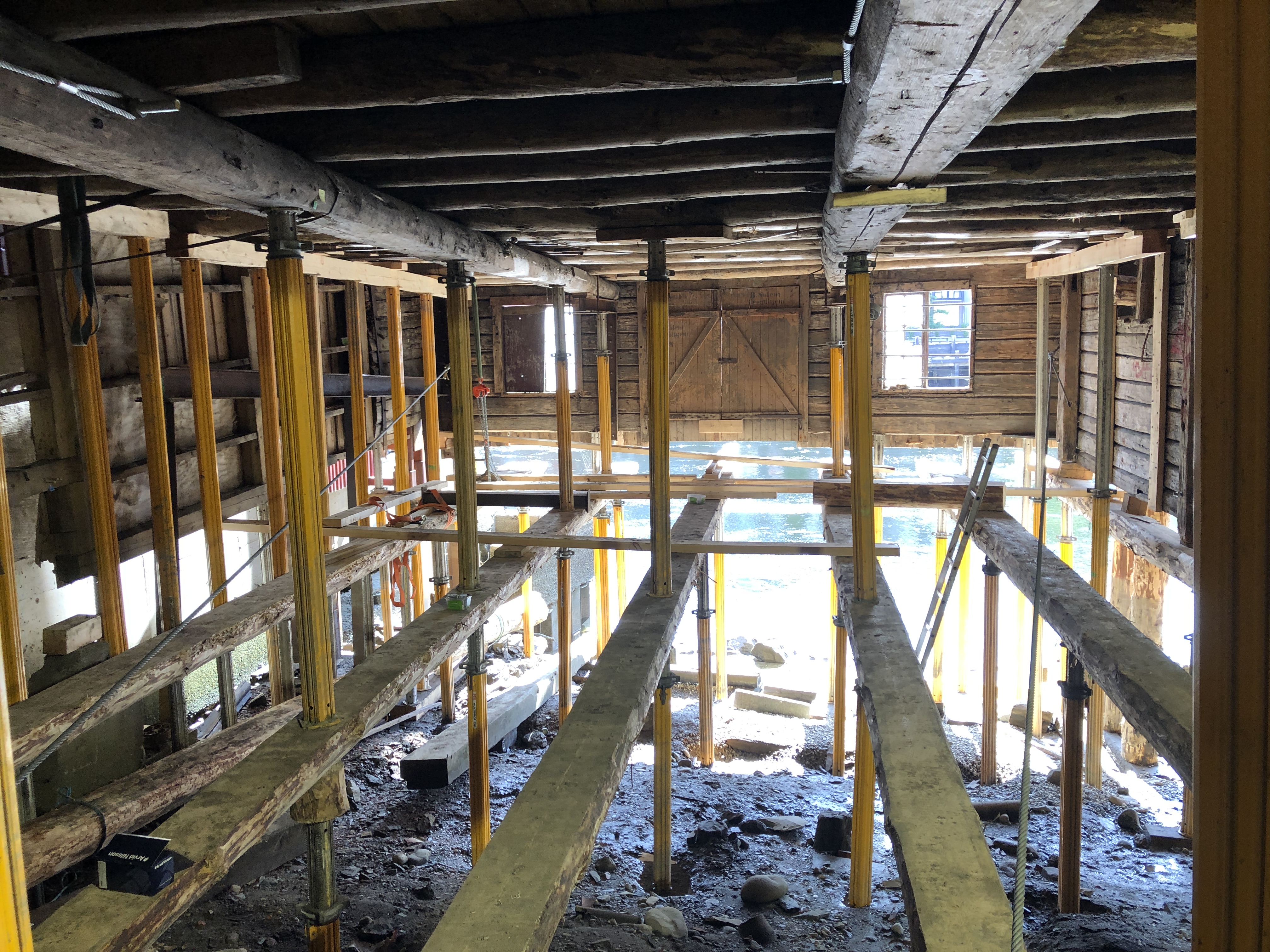 Nye bjelker og stopler p&aring; innsiden av brygga