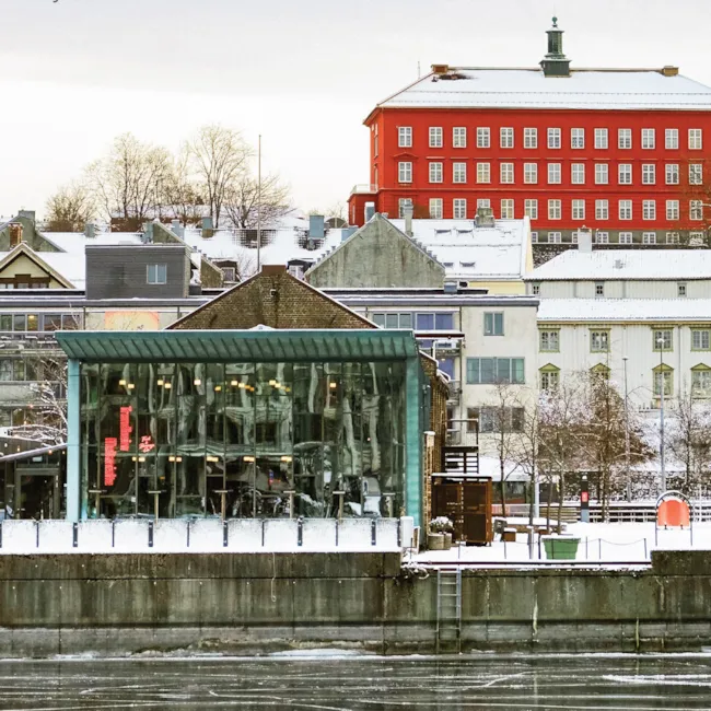 Foto fra Solsiden med Bispehaugen skole i bakgrunnen