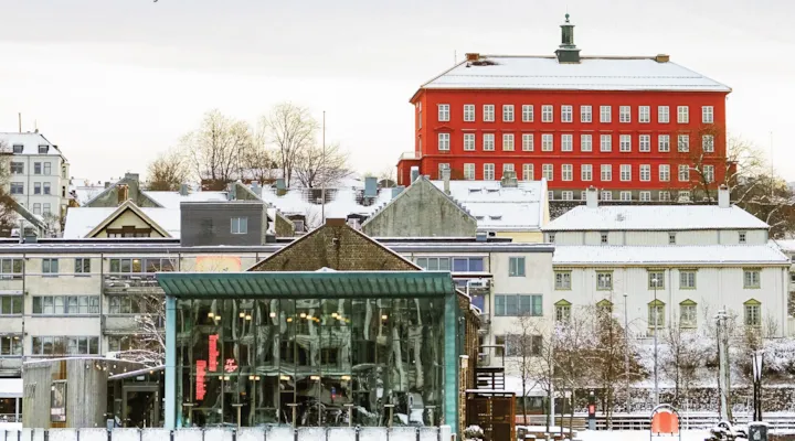 Foto fra Solsiden med Bispehaugen skole i bakgrunnen