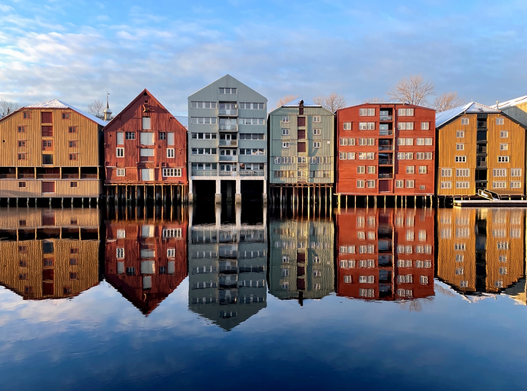 utnitt av bryggerekken med 6 bygninger i gult og r&oslash;dt