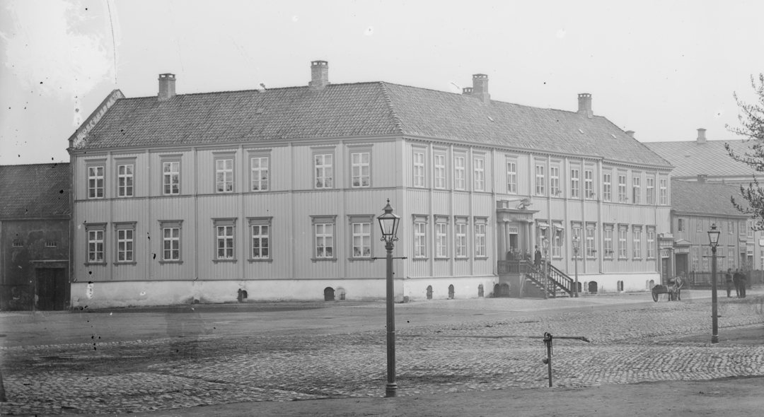 sort hvitt bilde av trebygning i 2 etasjer