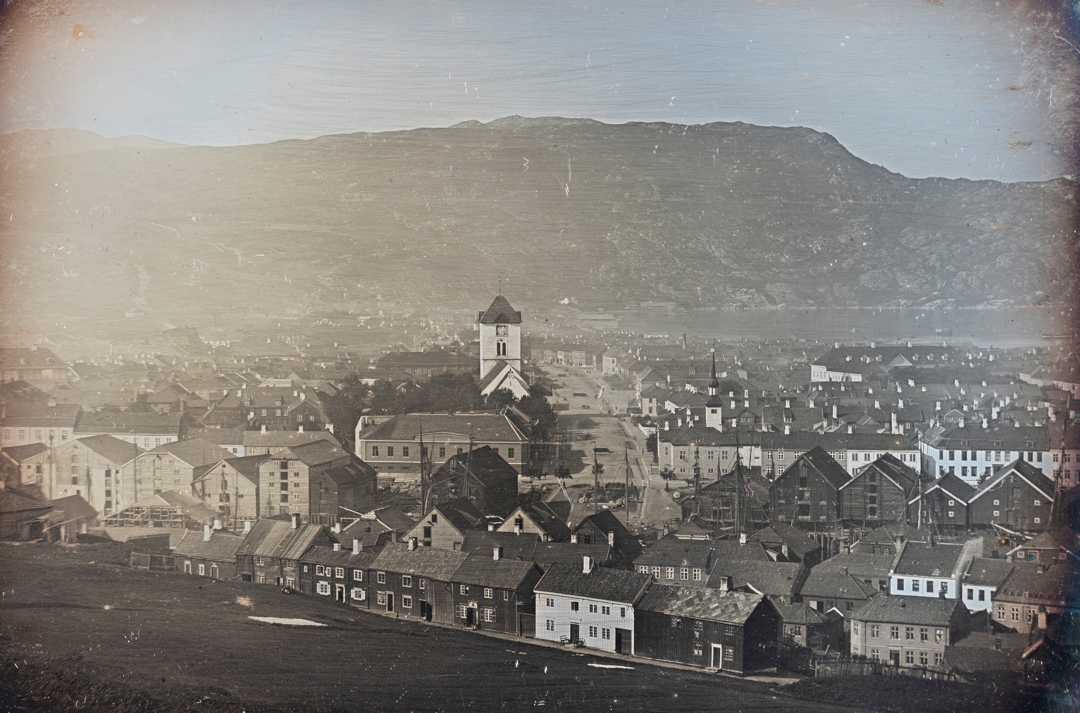 sort hvitt bilde av trondheim sentrum sett ovenfra p&aring; skr&aring;